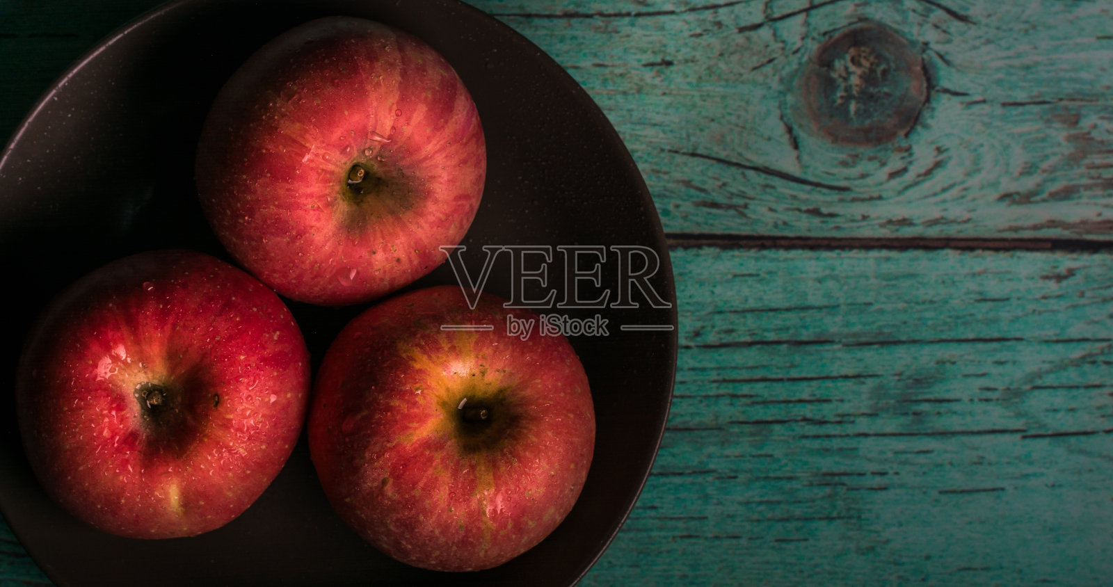 盘子里的红苹果照片摄影图片