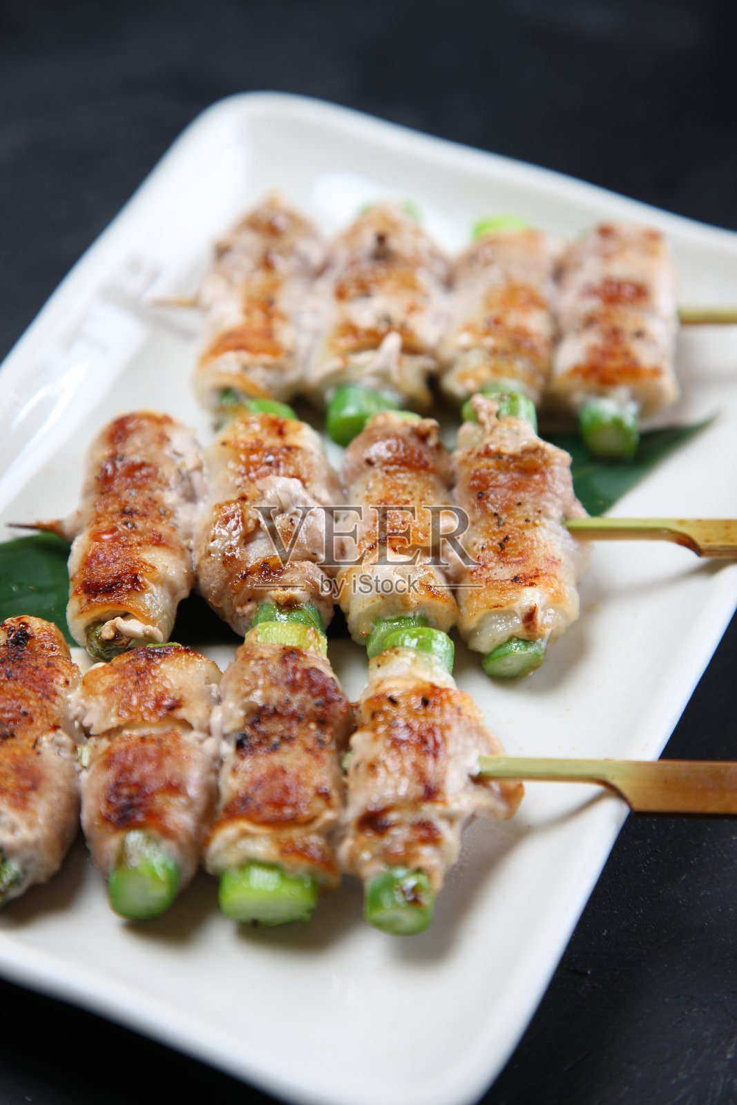 芦笋裹肉串照片摄影图片