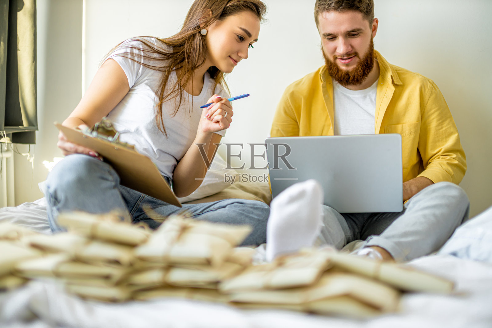 年轻的白人商人夫妇在家里写信照片摄影图片