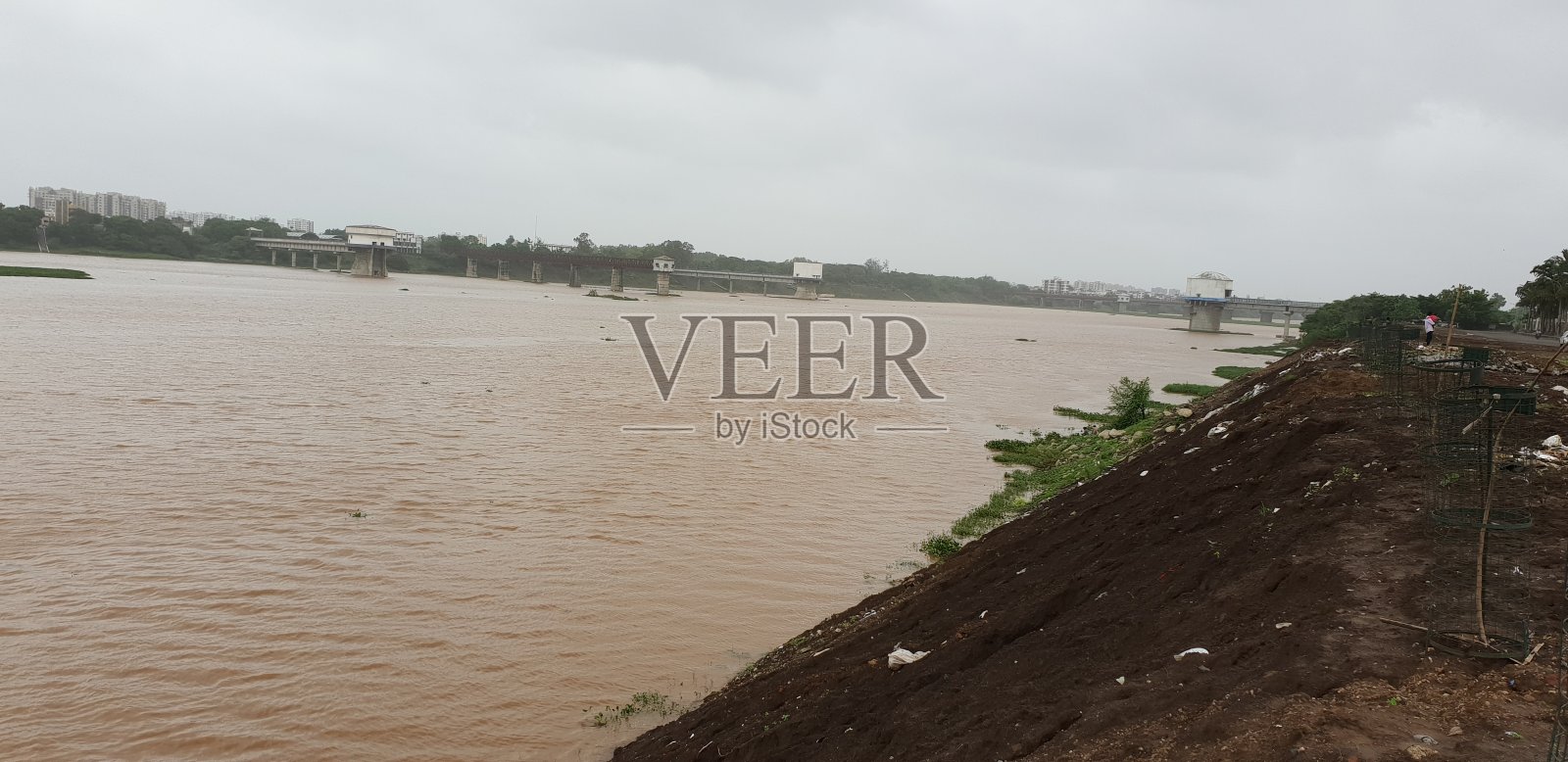 塔皮河是印度古吉拉特邦的主要河流。在黄昏日落全景。照片摄影图片