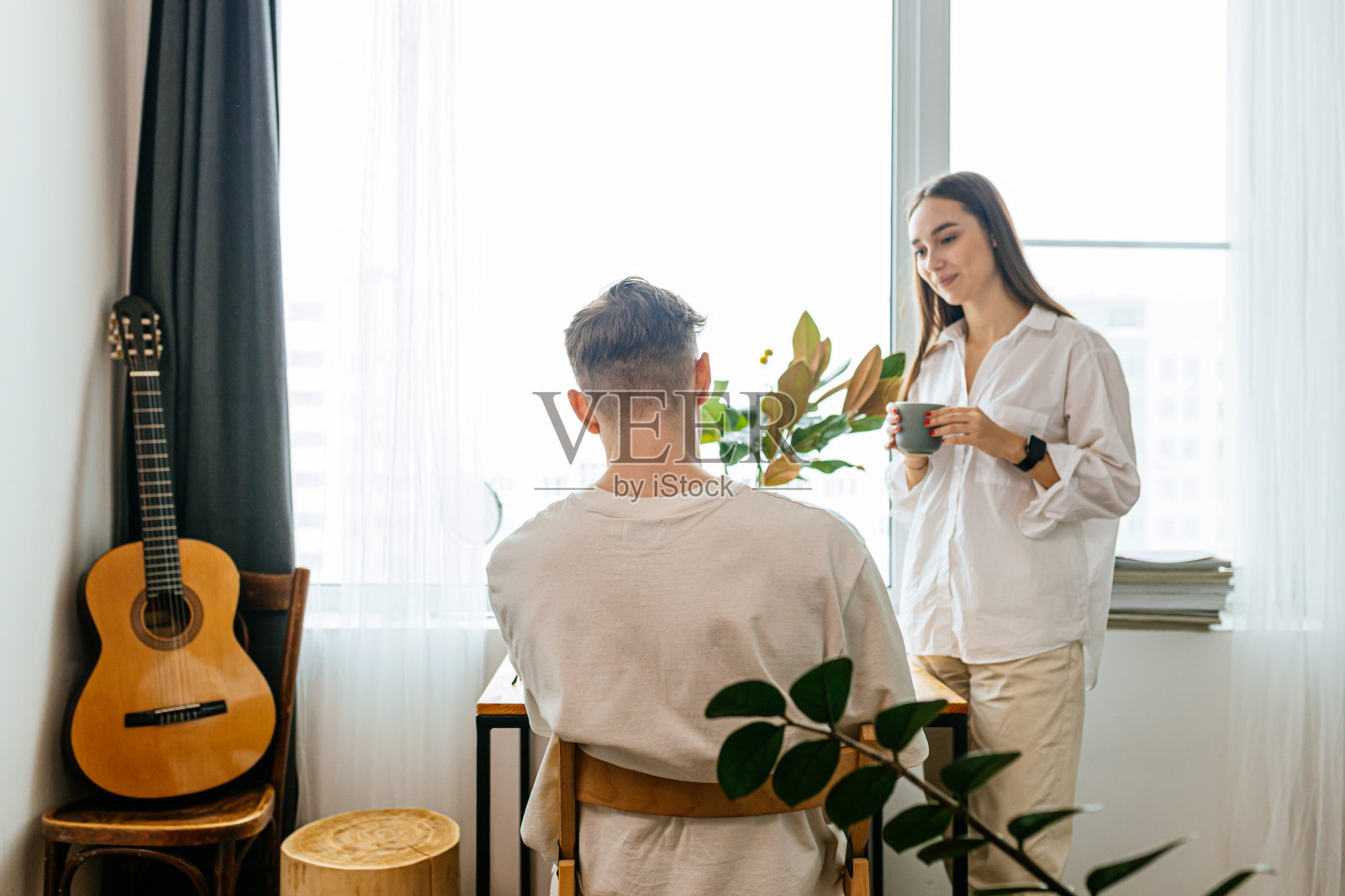 一对美丽的夫妇在早晨聊天照片摄影图片