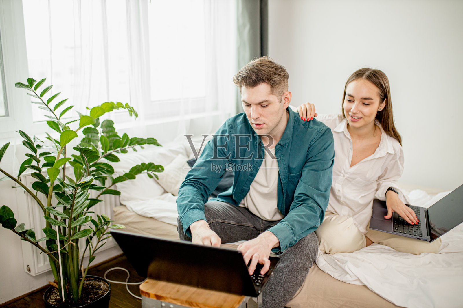 年轻的白种夫妇在家里一起有空余时间照片摄影图片