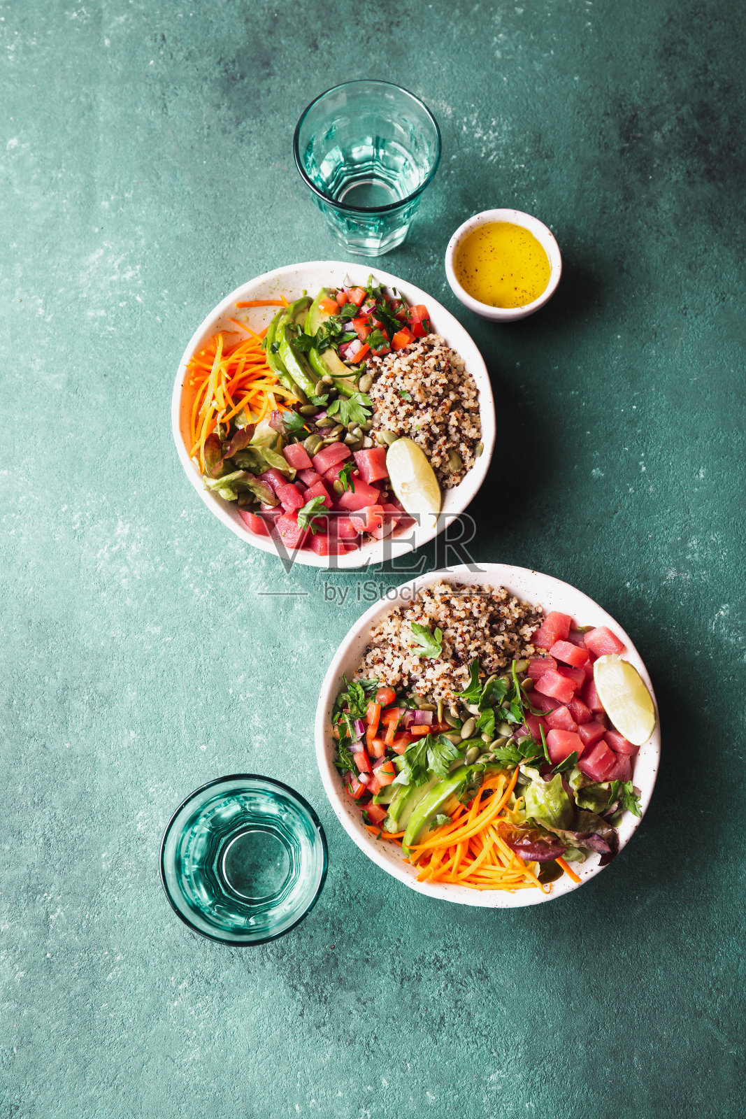 夏威夷金枪鱼戳碗配藜麦。热带的背景照片摄影图片