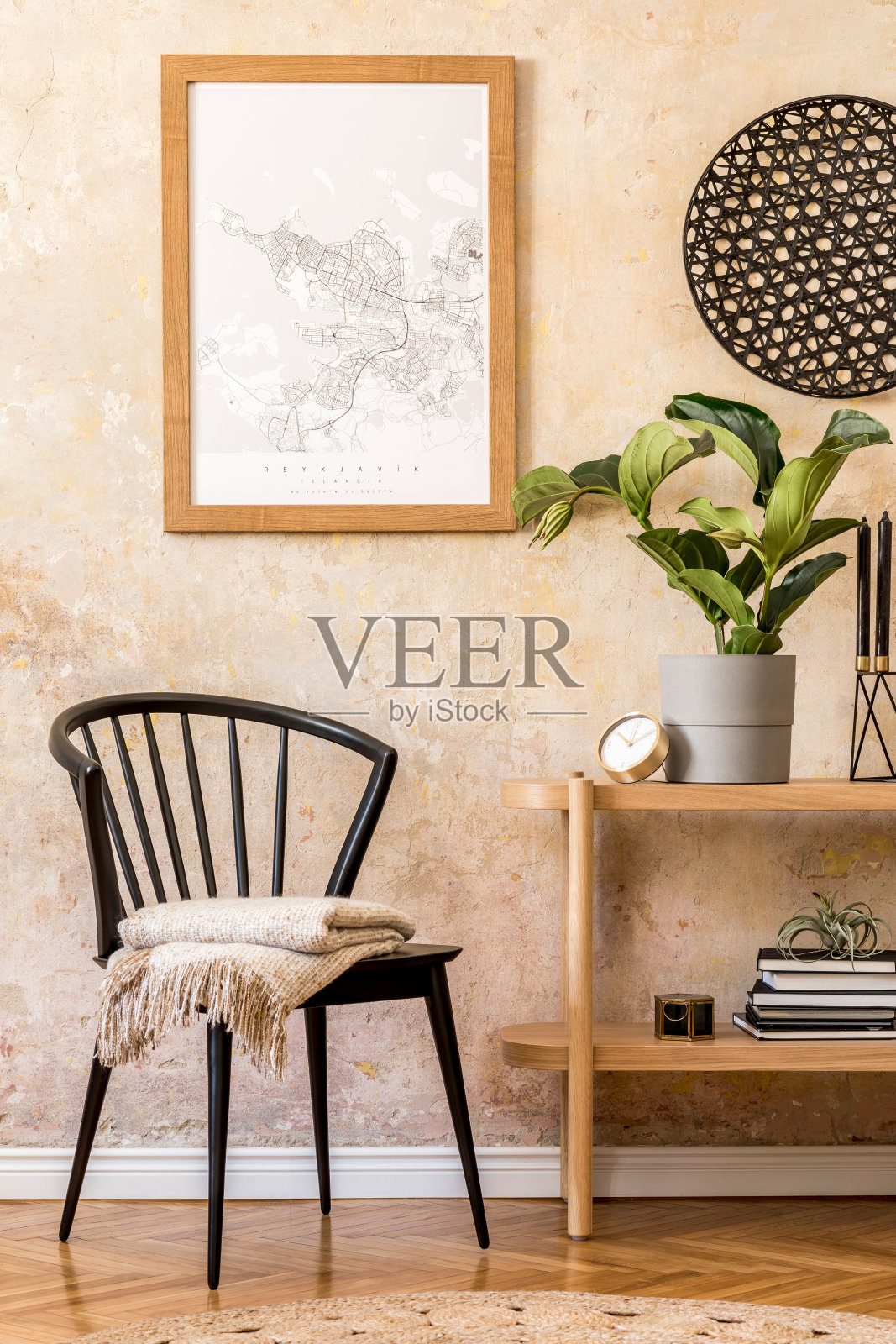 客厅室内设计,现代家居装饰中时尚的黑色椅子,木制的控制台,书籍,植物,时钟,装饰,垃圾墙和优雅的个人饰品。照片摄影图片