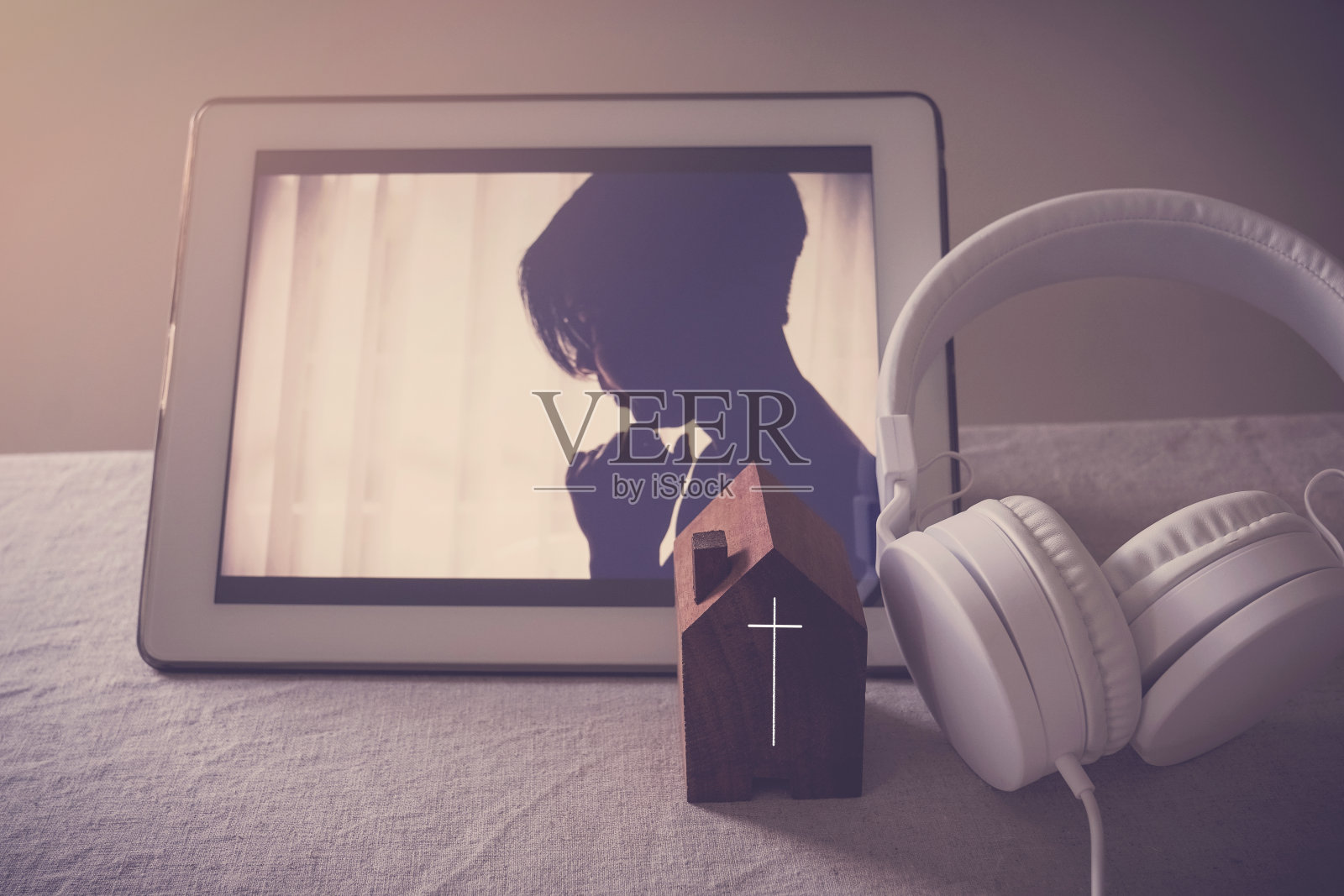 混合亚洲女性用数位平板电脑祷告,在家进行网上敬拜,流媒体在线教会服务,社交距离,新常态概念照片摄影图片