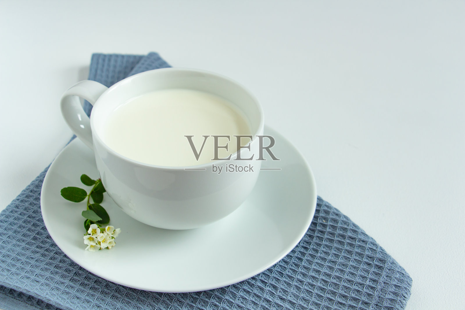 一杯白色的鲜牛奶,白色的背景,白色的花朵,补充组成,美味,健康,大气照片摄影图片