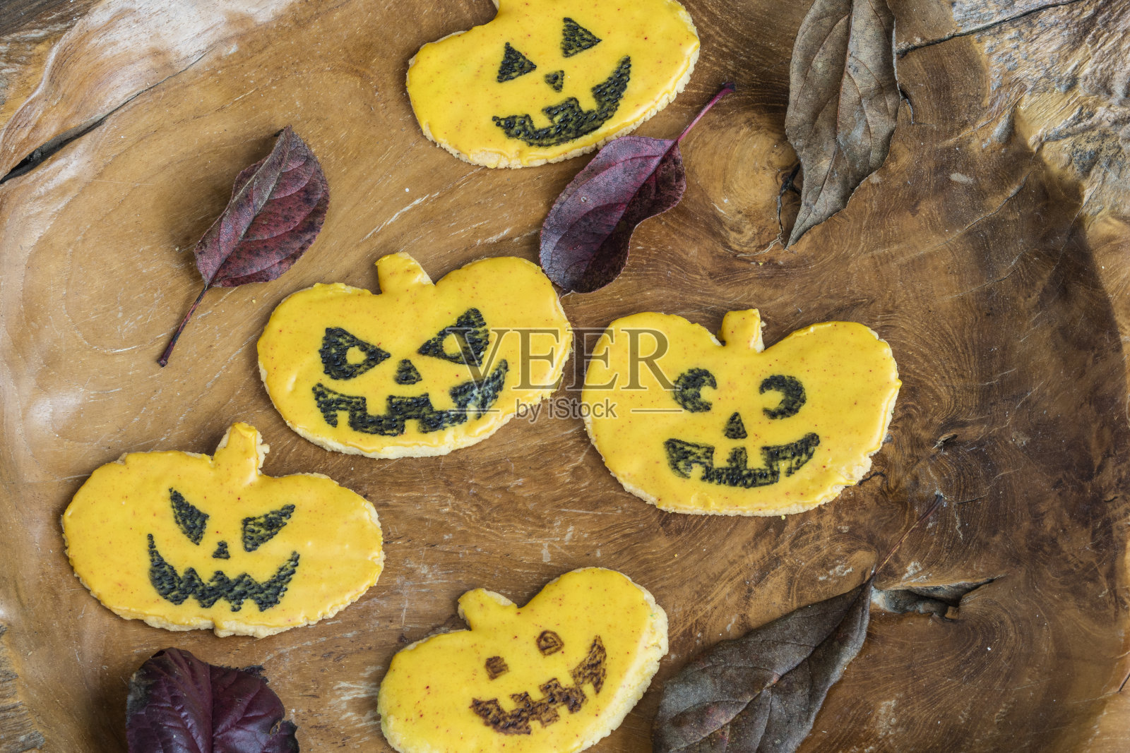 五颜六色的自制万圣节南瓜饼干和饼干照片摄影图片