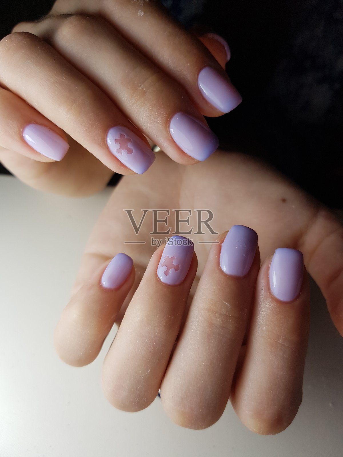 美甲后的美丽女人指甲照片摄影图片