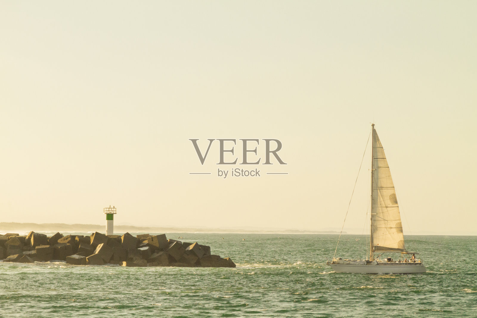 尖嘴灯塔和一艘帆船,昆士兰黄金海岸照片摄影图片