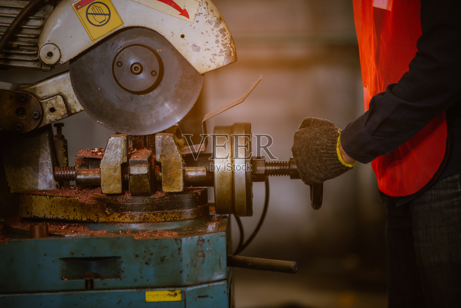 工业工厂:工程师使用钳子操作车床研磨照片摄影图片