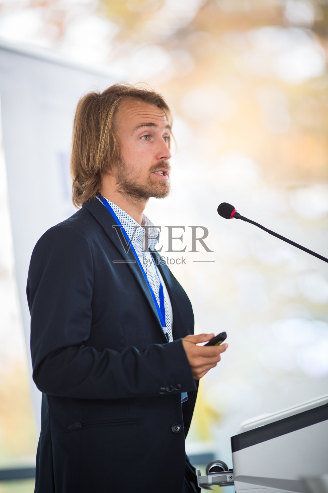 英俊的年轻人在会议上演讲照片摄影图片