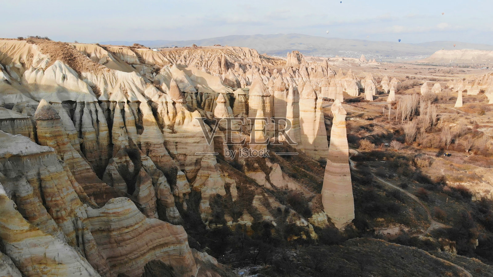 在土耳其戈雷米卡帕多西亚的爱之谷在寒冷的冬天照片摄影图片