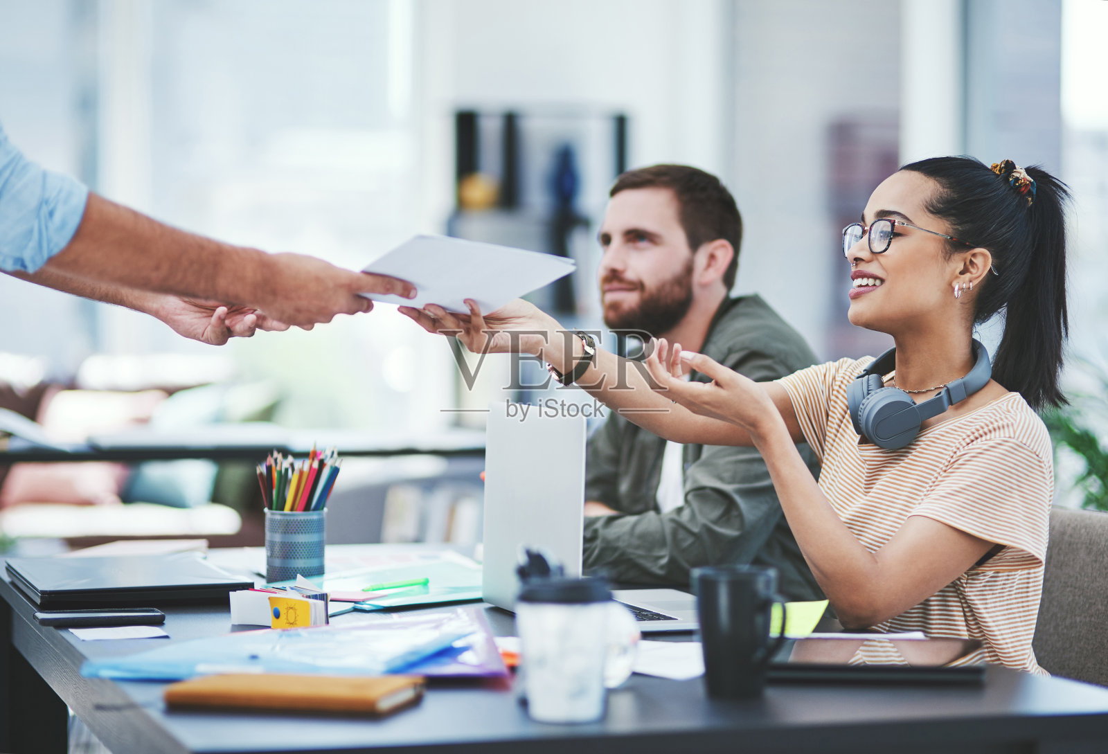 在办公室工作的商务人士照片摄影图片