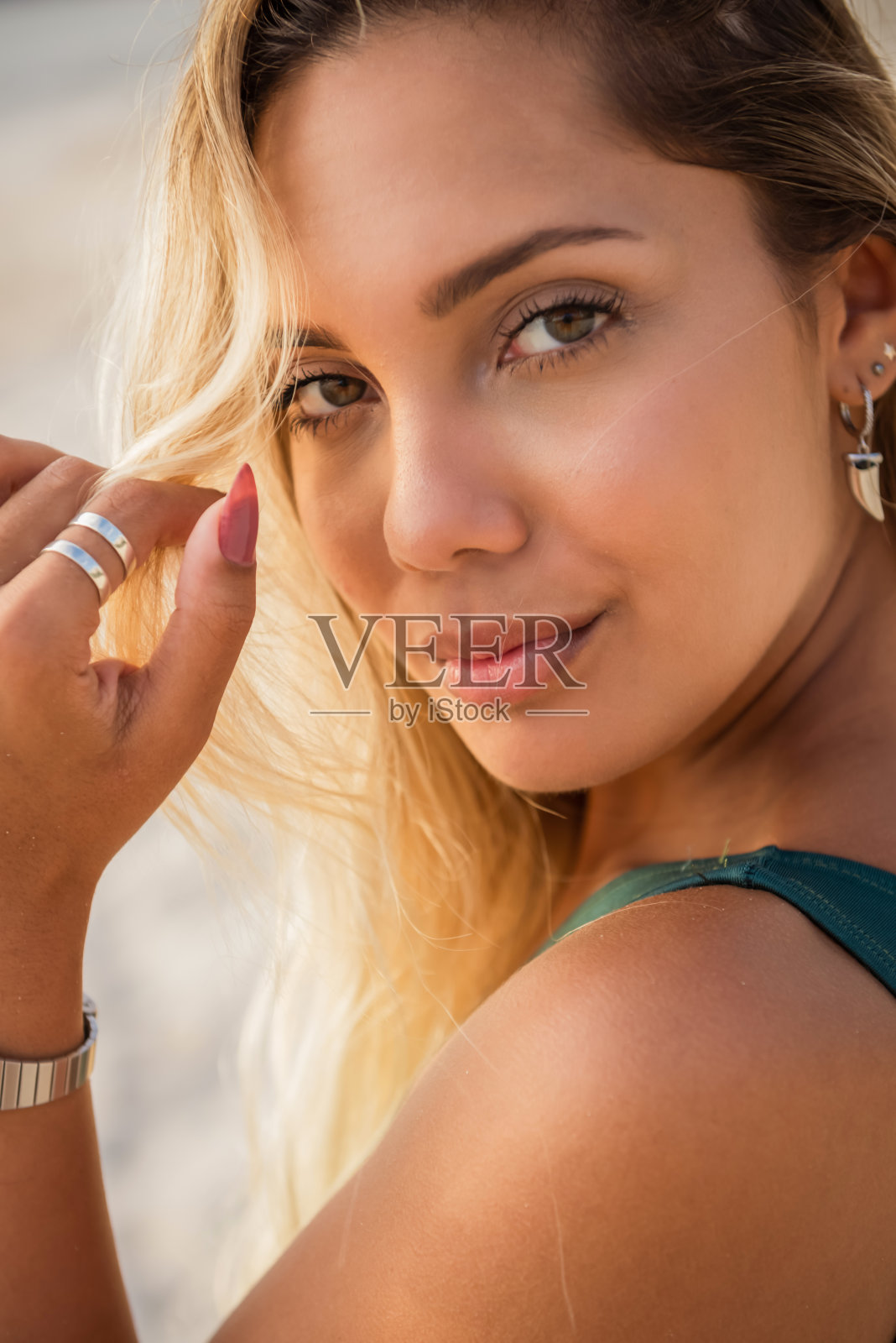 穿着比基尼的年轻迷人的女人照片摄影图片