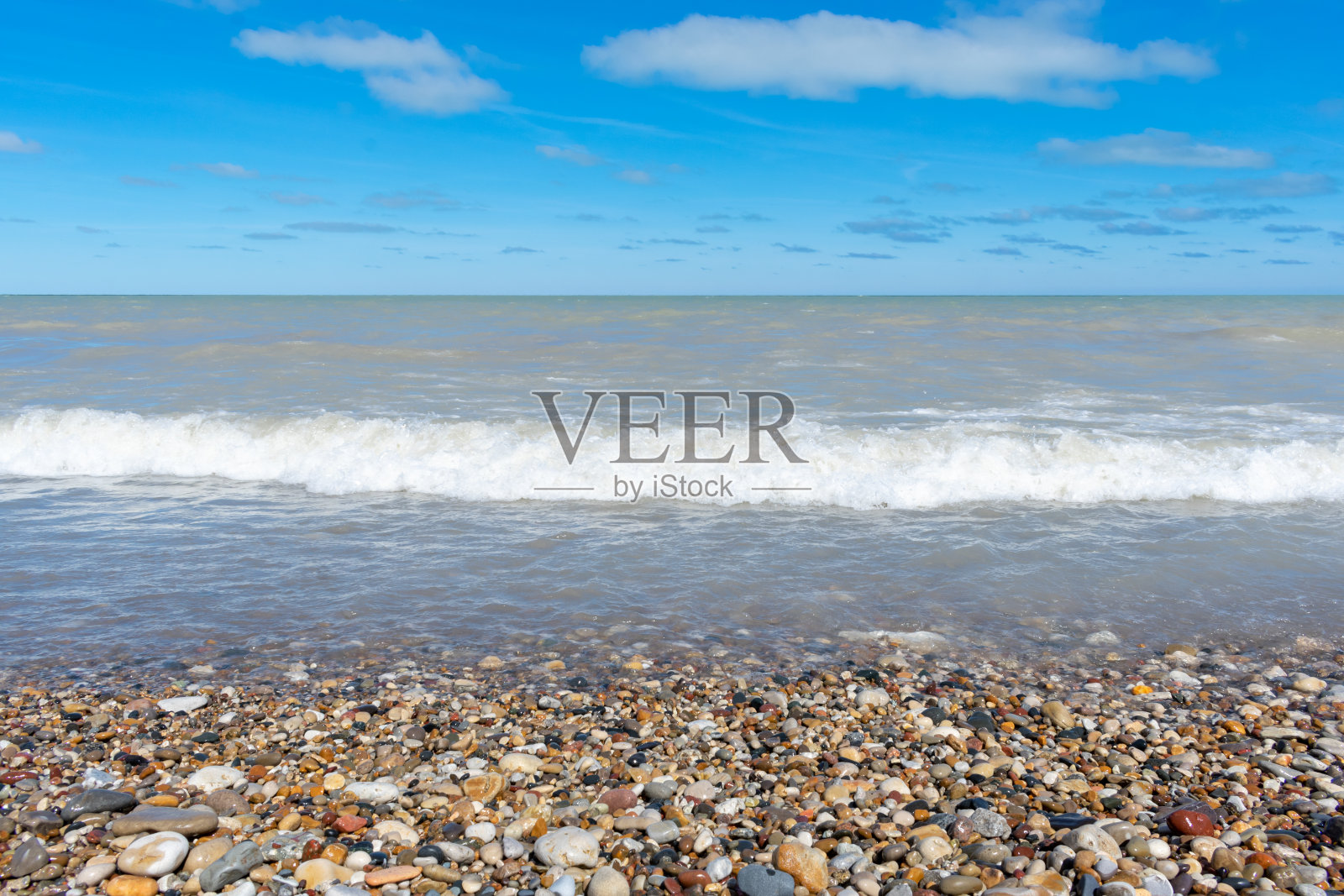 密歇根湖的海岸线有柔和的海浪和蓝天照片摄影图片