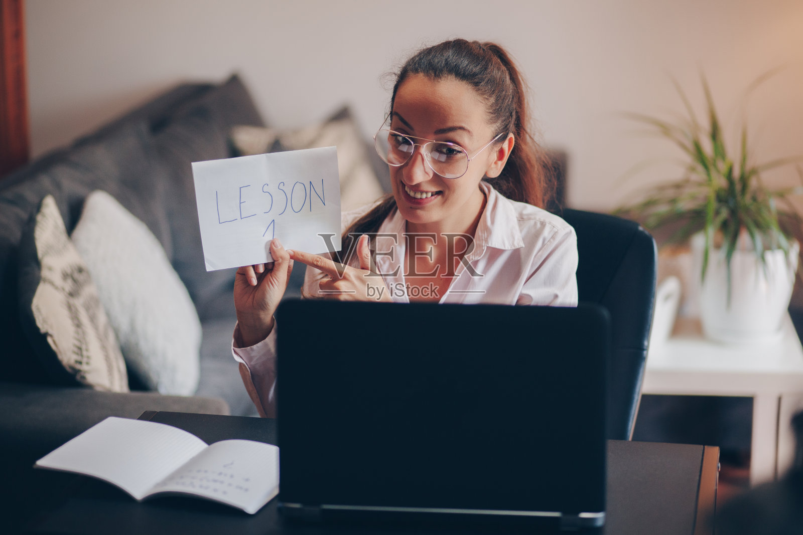 女老师在家远程教学照片摄影图片