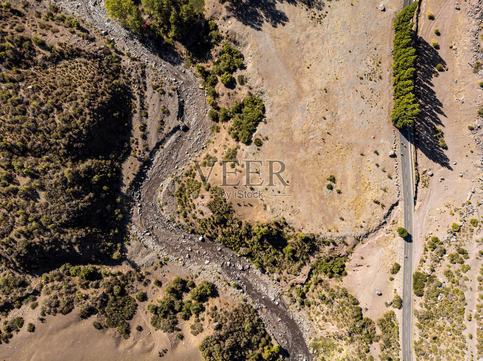 卡戎德尔迈波河边的公路照片摄影图片