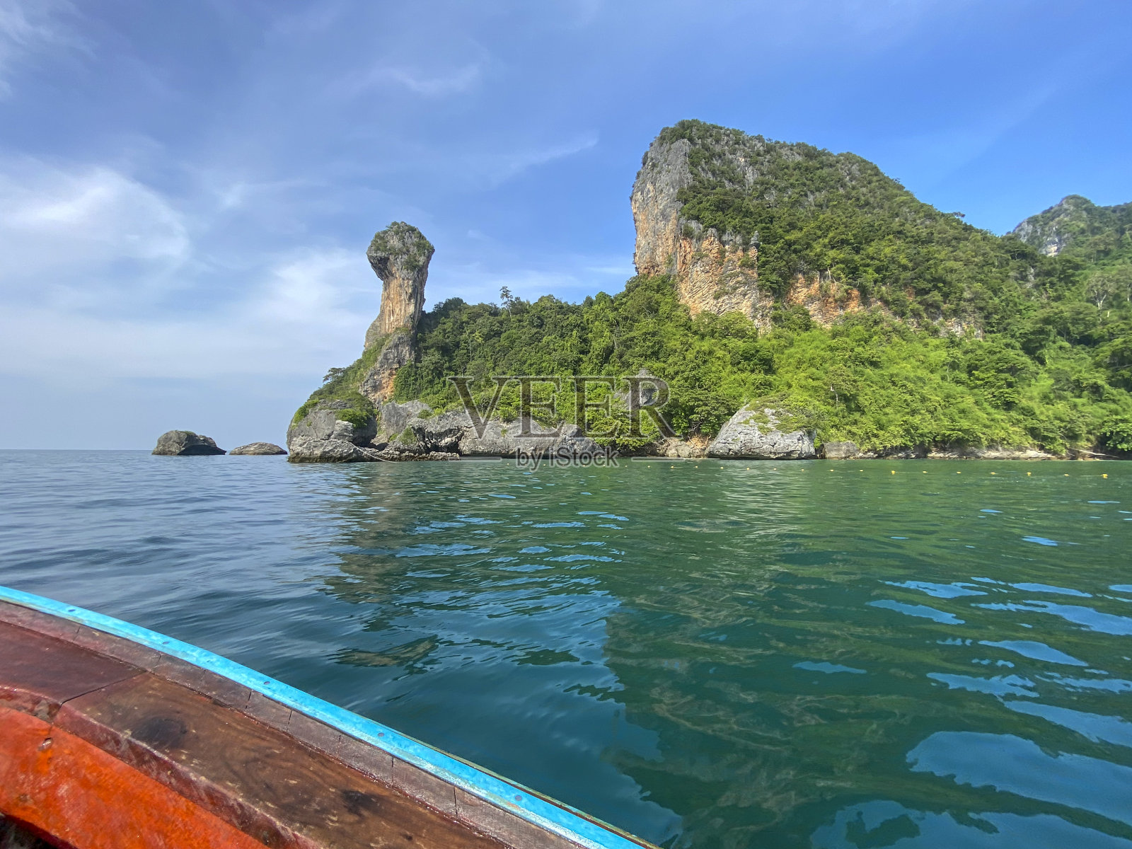 在泰国甲米,乘坐一艘长尾私人船前往有大岩石和绿松石水面的Ko Poda Chicken岛照片摄影图片