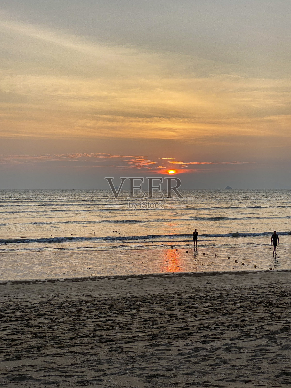 日落在甲米,康提基甲米中心,奥普拉南海滩,甲米,泰国。照片摄影图片