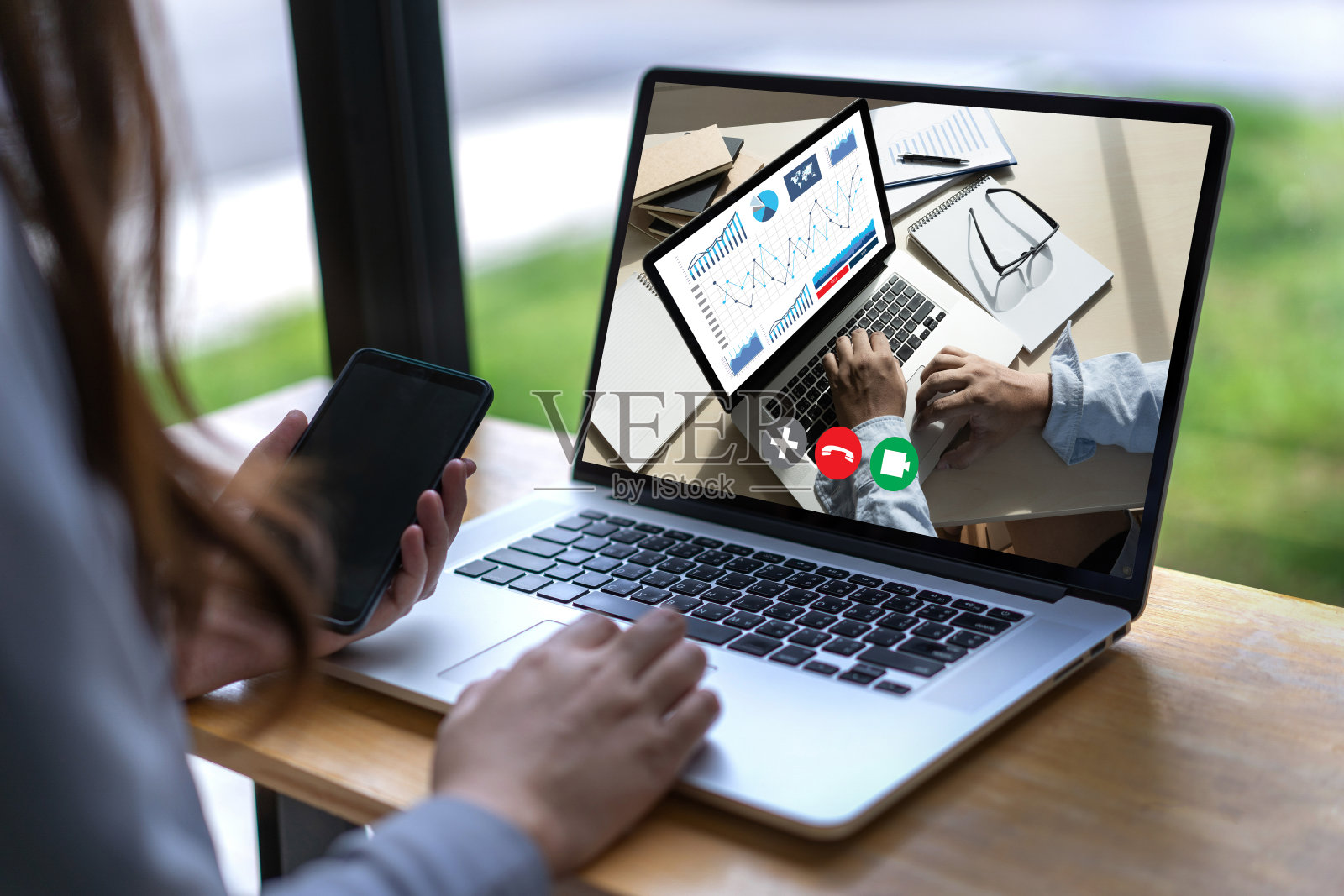 在线小组视频会议在笔记本电脑上与老师进行视频通话,通过家庭视频会议应用在线学习进行聊天交流照片摄影图片