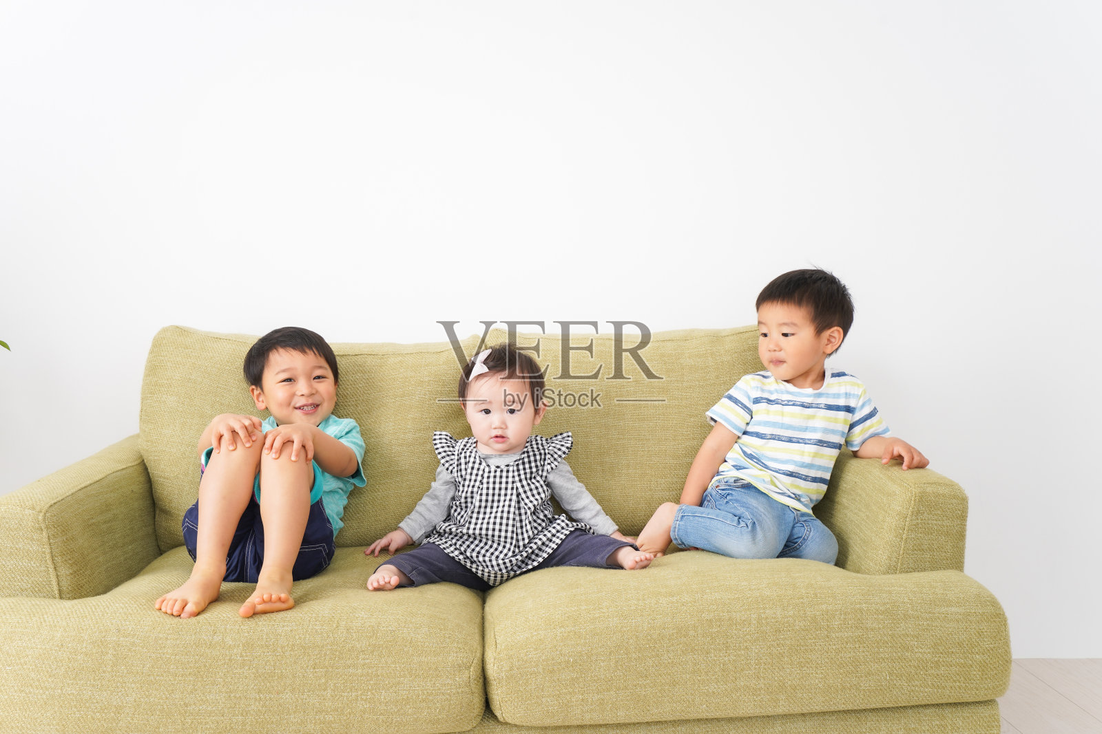 孩子们在家里玩得很开心照片摄影图片