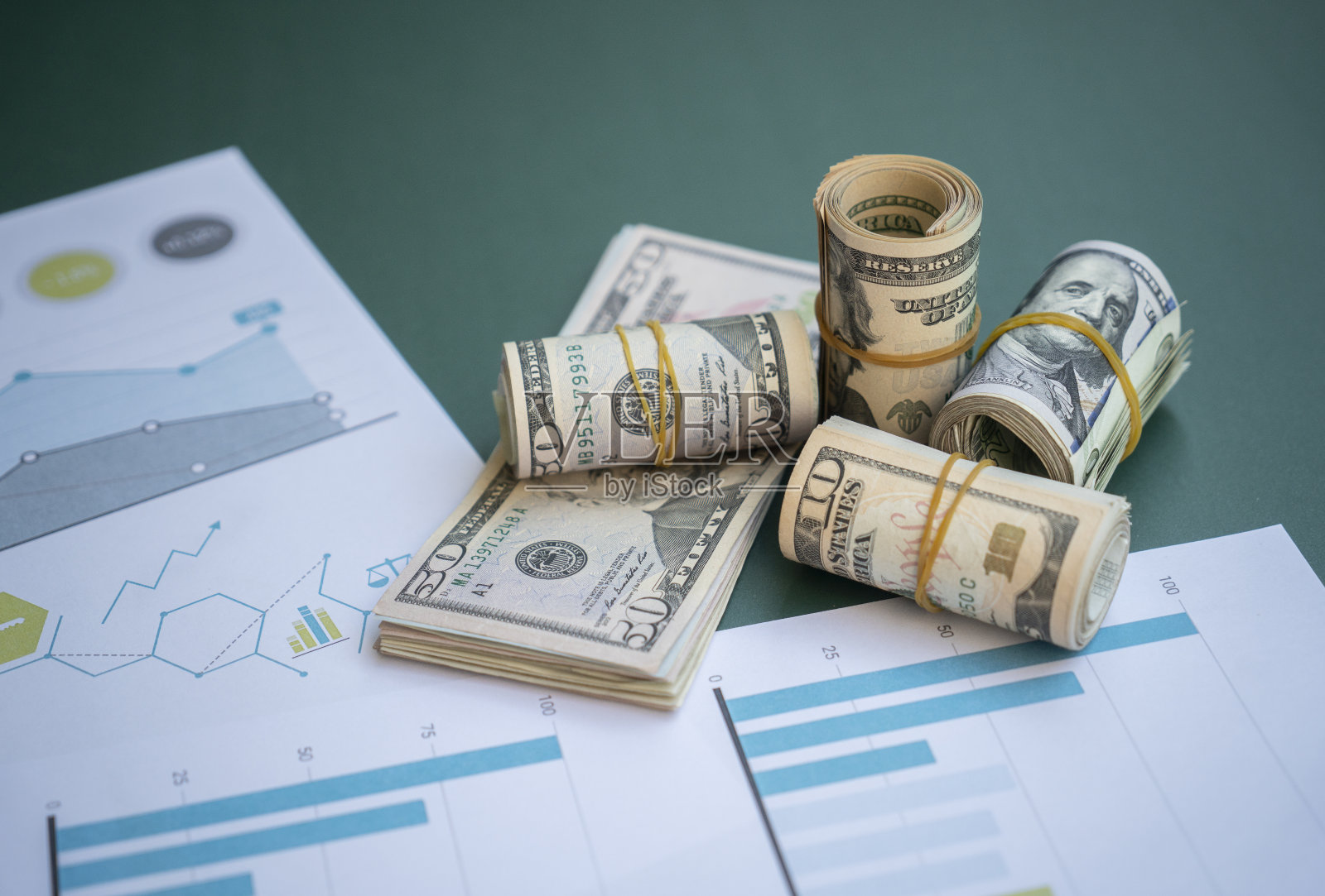 金融票据和美钞在绿色桌上照片摄影图片