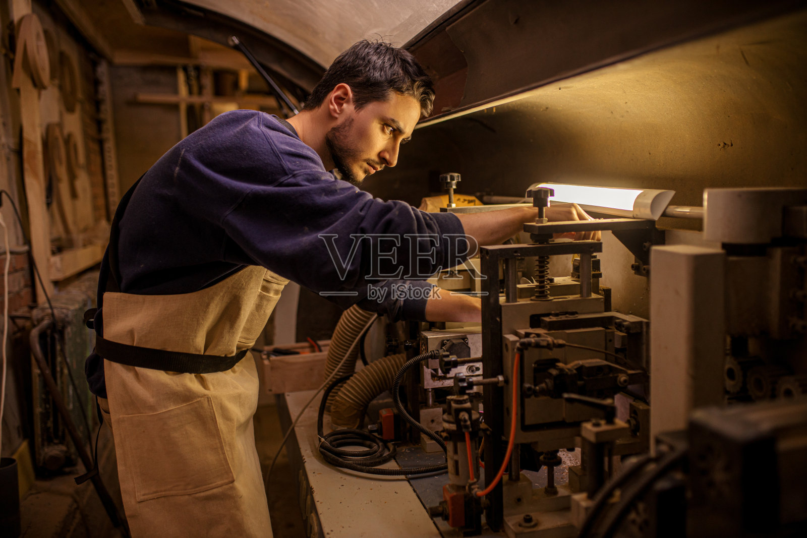 帅哥当木工照片摄影图片