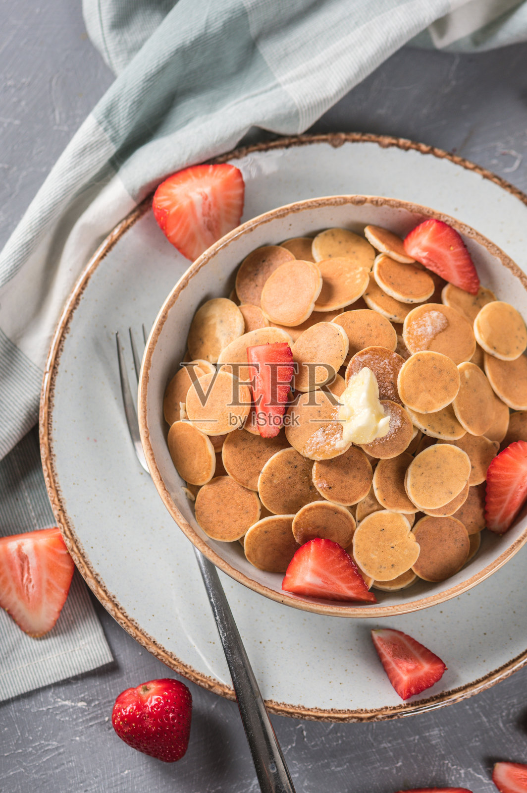 时髦的食物-煎饼麦片配草莓照片摄影图片