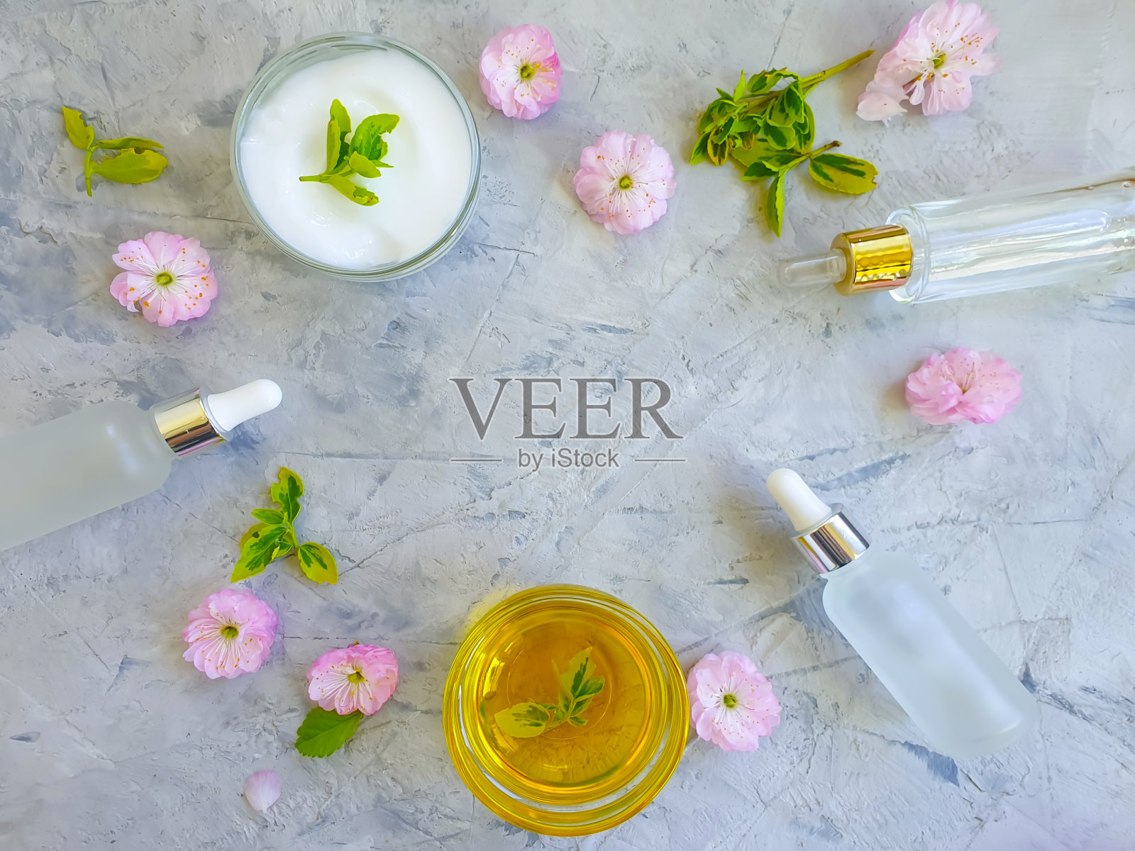 化妆膏,混凝土背景上的花朵照片摄影图片