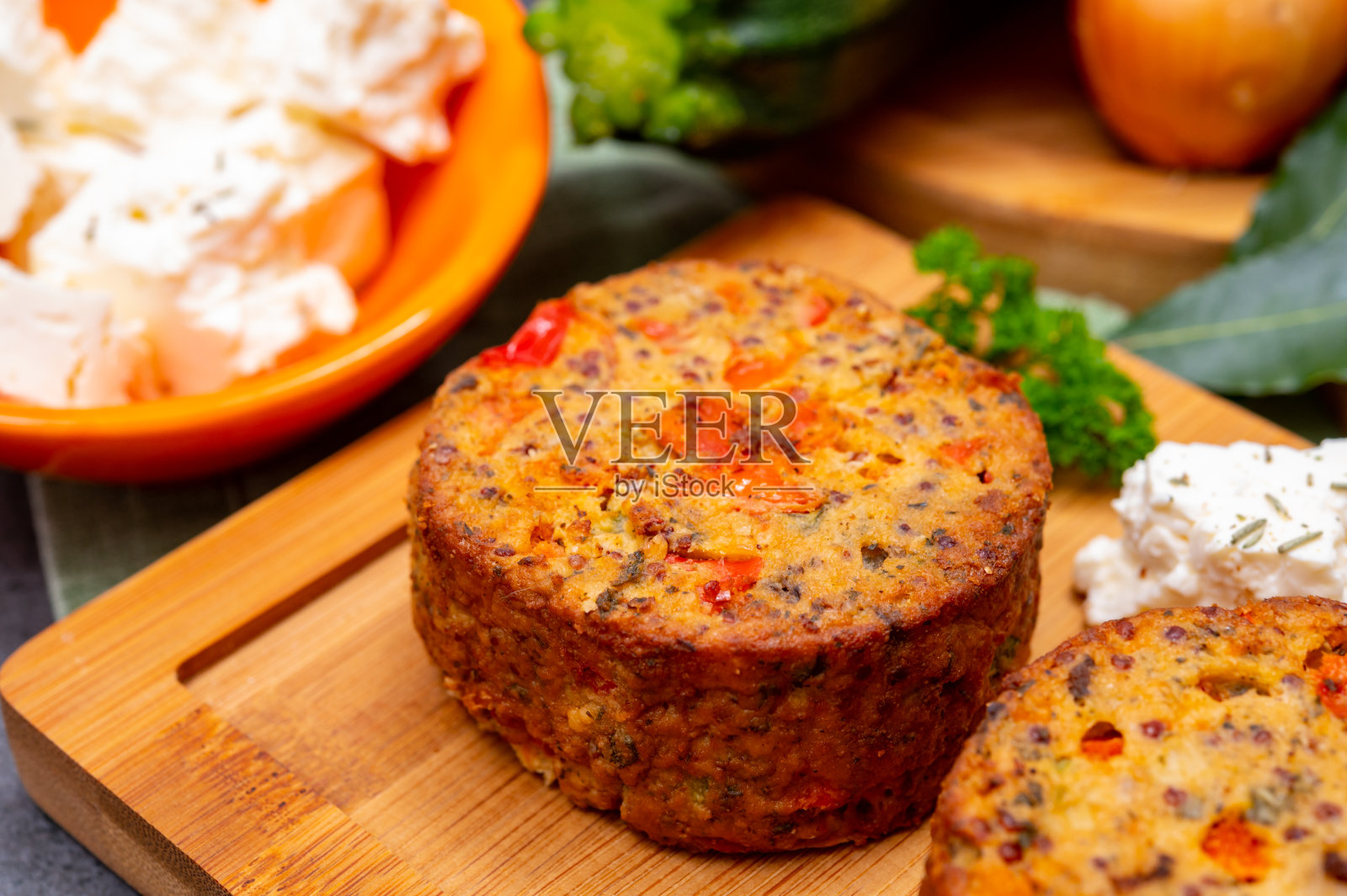 美味的素食,希腊羊乳酪汉堡,甜红辣椒,绿橄榄和西葫芦照片摄影图片