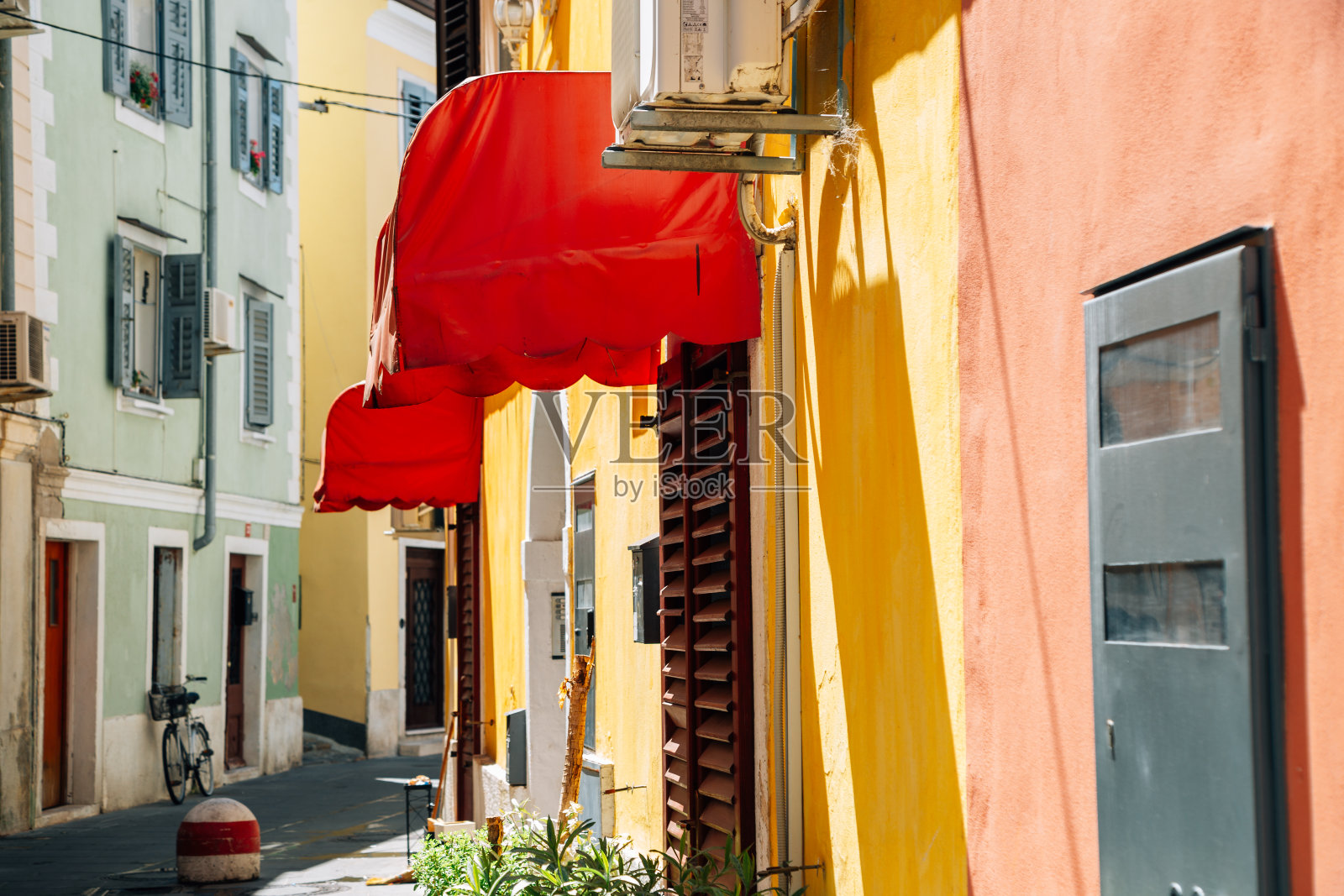 斯洛文尼亚皮兰的老城区狭窄的小巷里有五颜六色的建筑照片摄影图片