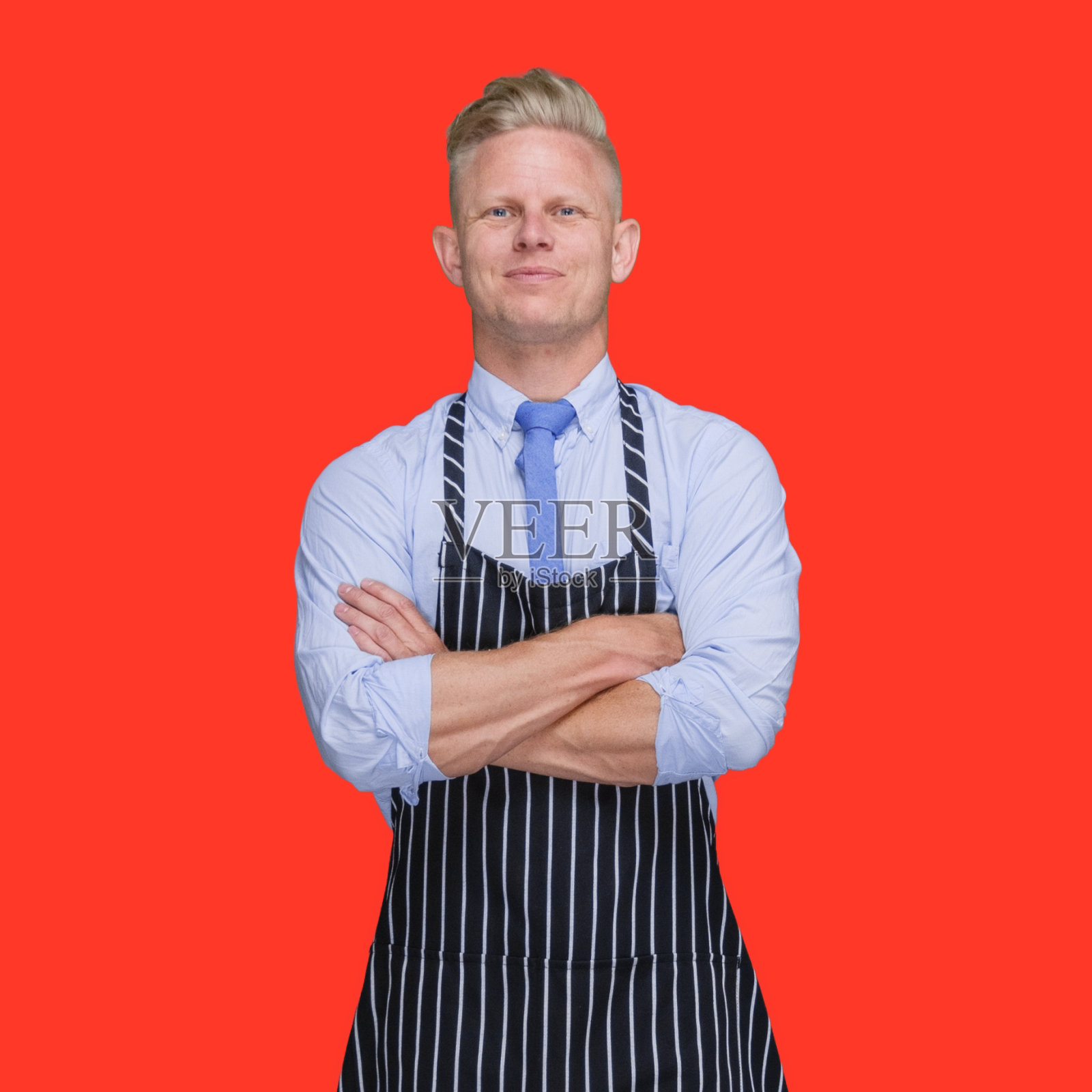 白人男性站在有色背景前,系着领带照片摄影图片