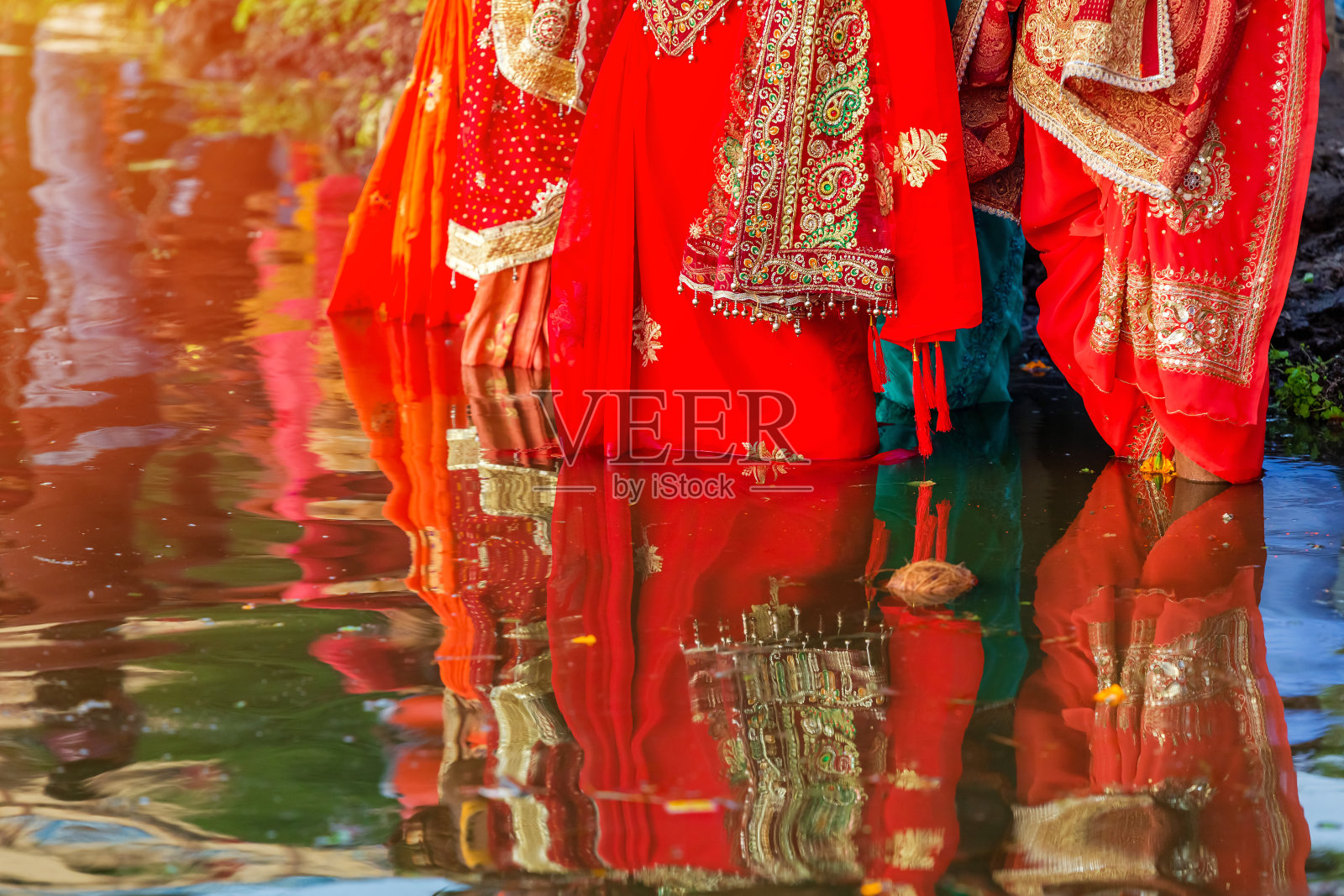 在Chhath Puja节期间的水中祈祷者照片摄影图片