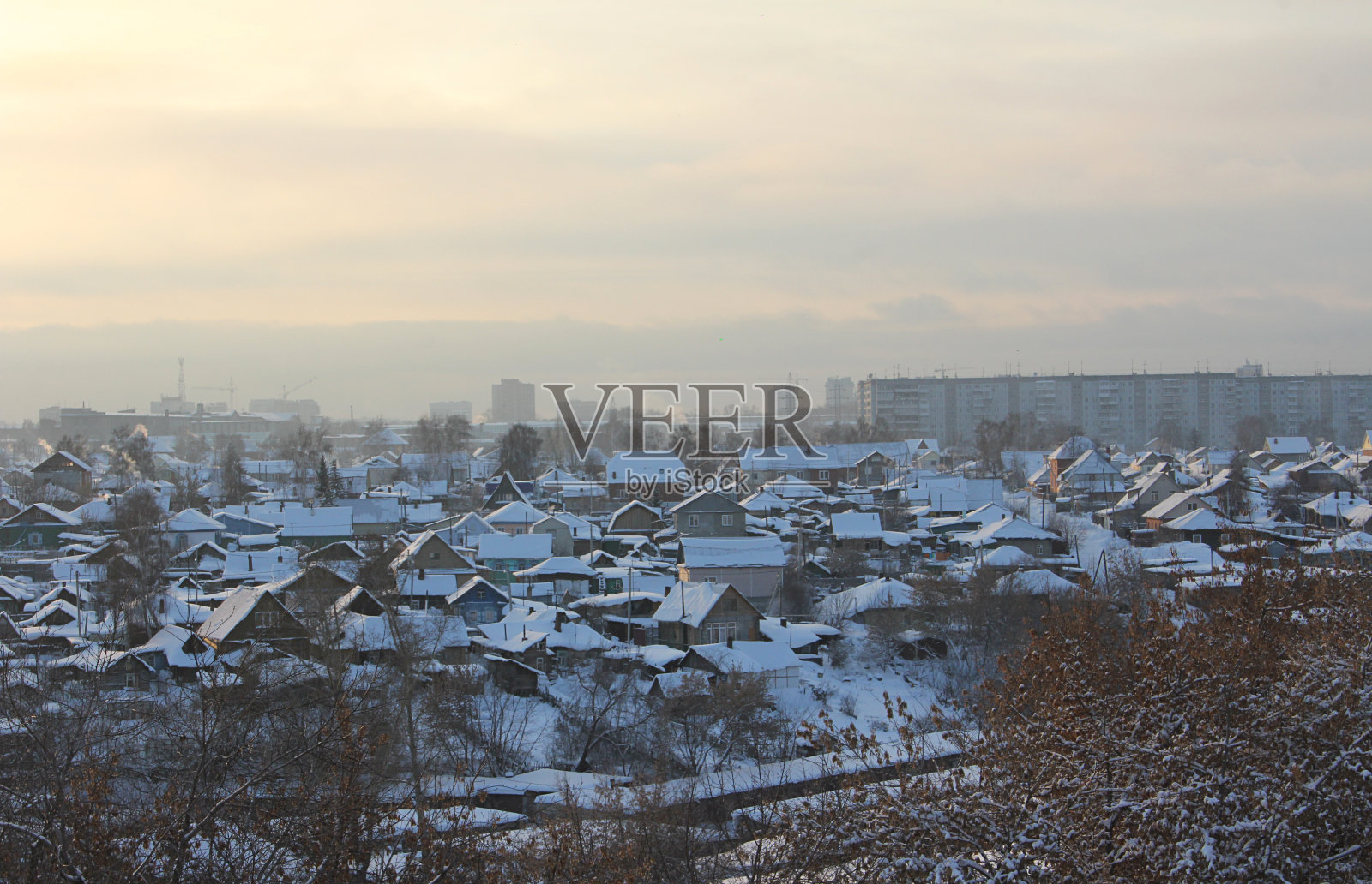 城市里的冬天。照片摄影图片