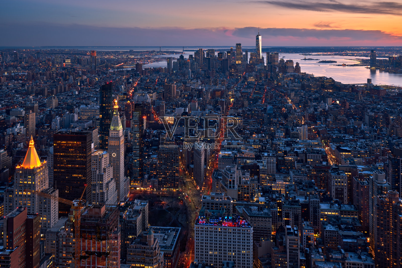 黄昏时分纽约曼哈顿鸟瞰图。这里的景色包括熨斗区、中城、曼哈顿下城和世界贸易中心。美国照片摄影图片