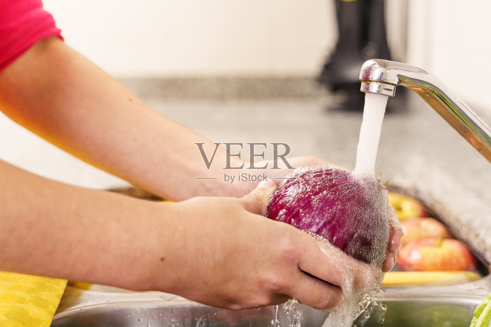 清洗水果和蔬菜。新型冠状病毒肺炎照片摄影图片