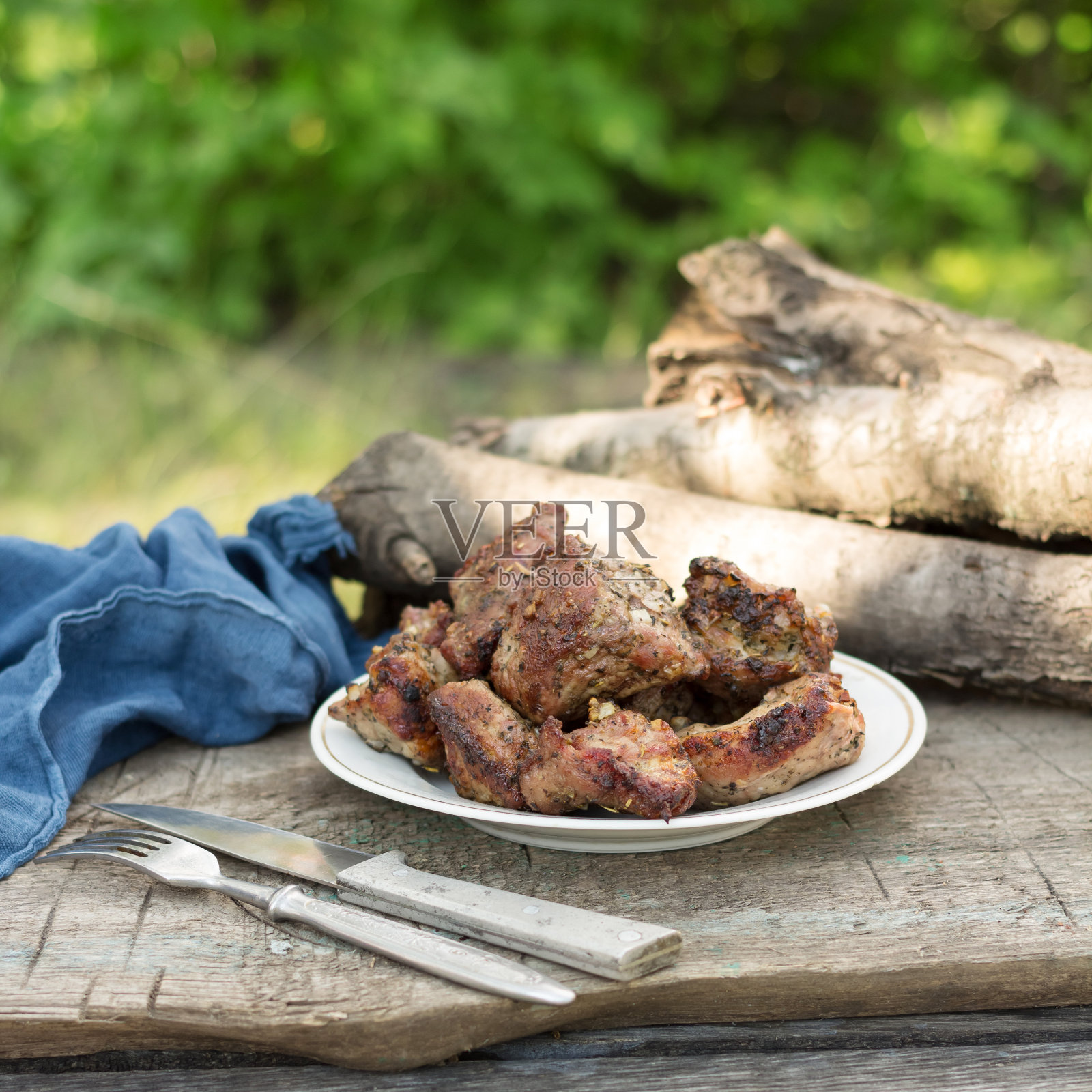 多汁的烤串,在野外用火烤熟照片摄影图片