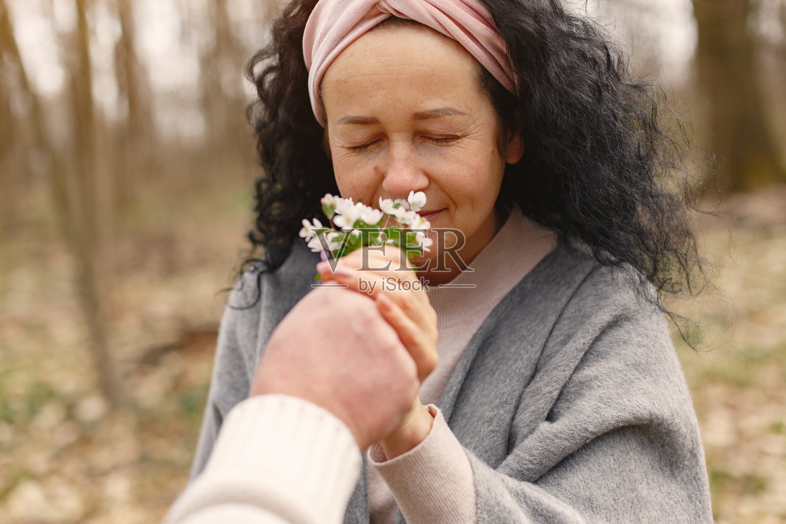 春天森林里的成年女子照片摄影图片