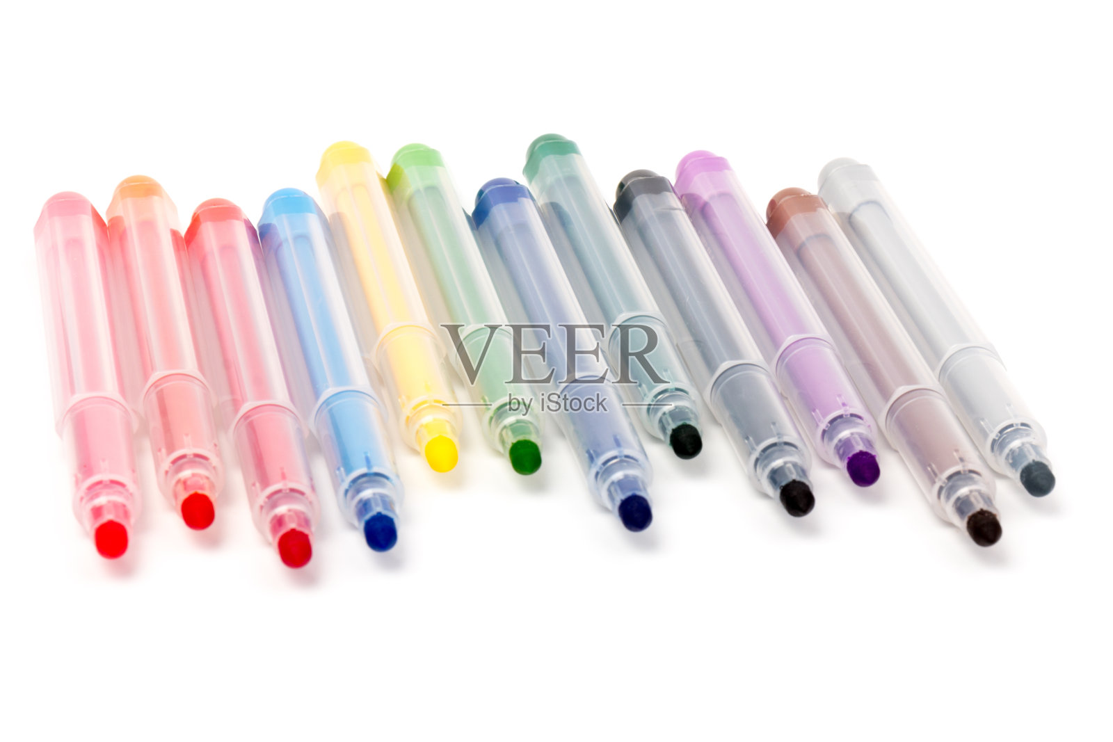 彩色标记笔设置在孤立的背景与剪切路径。生动的高亮和空白空间为您的设计或蒙太奇照片摄影图片