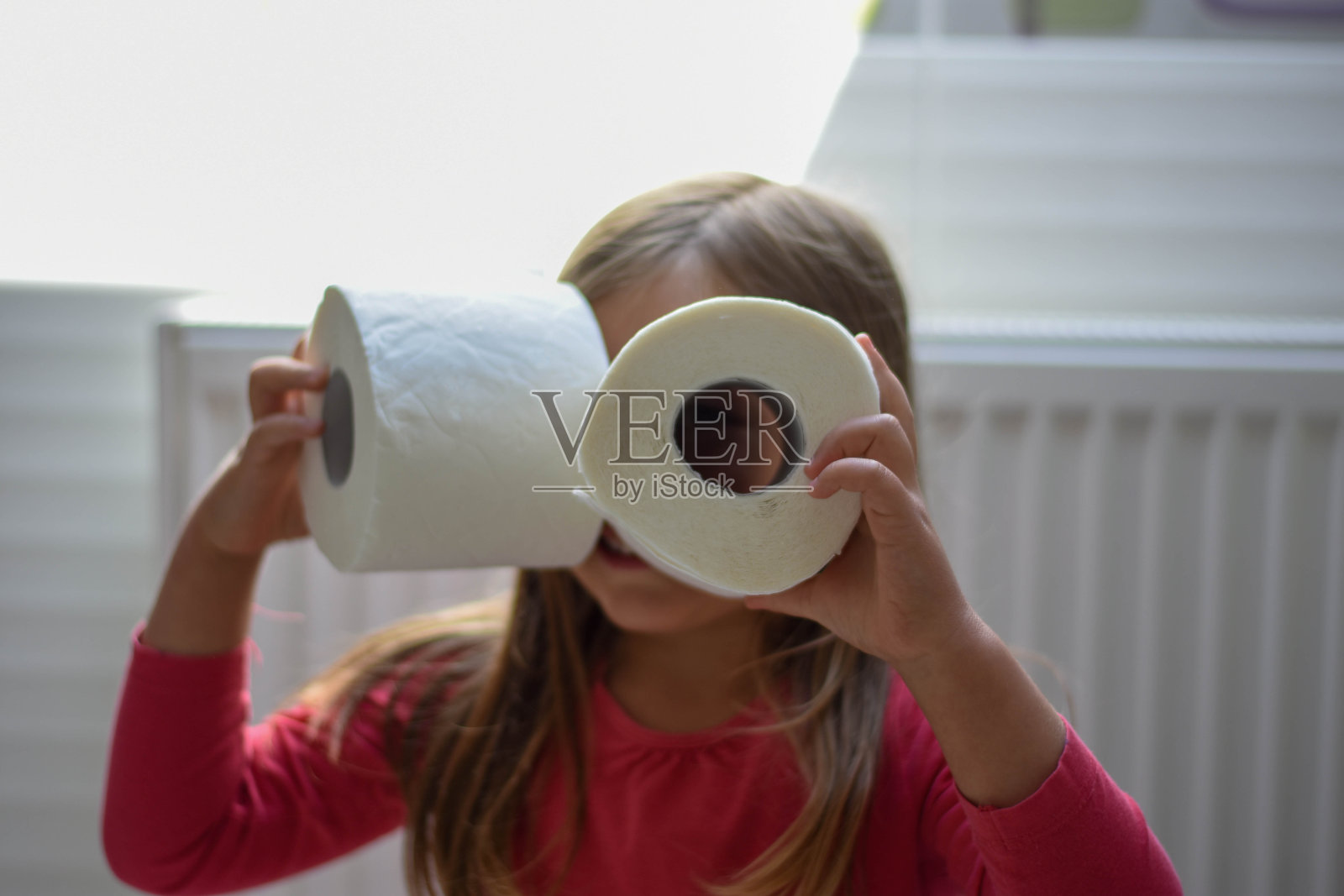 孩子在玩卫生纸照片摄影图片