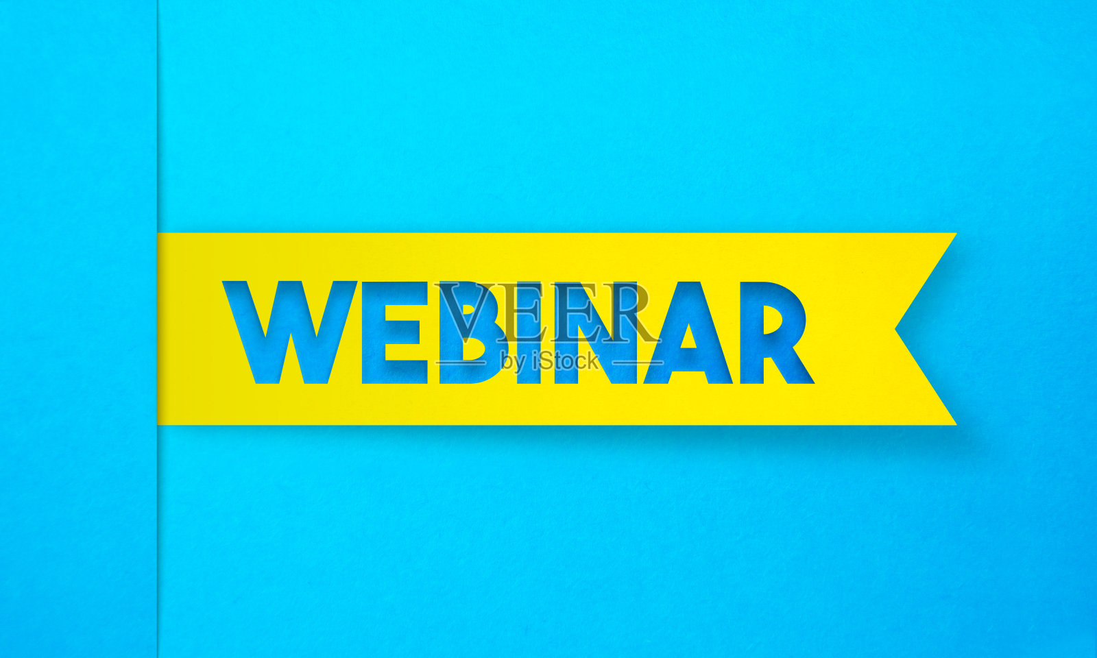 蓝色背景上的黄色标签贴纸。网络研讨会的概念。照片摄影图片