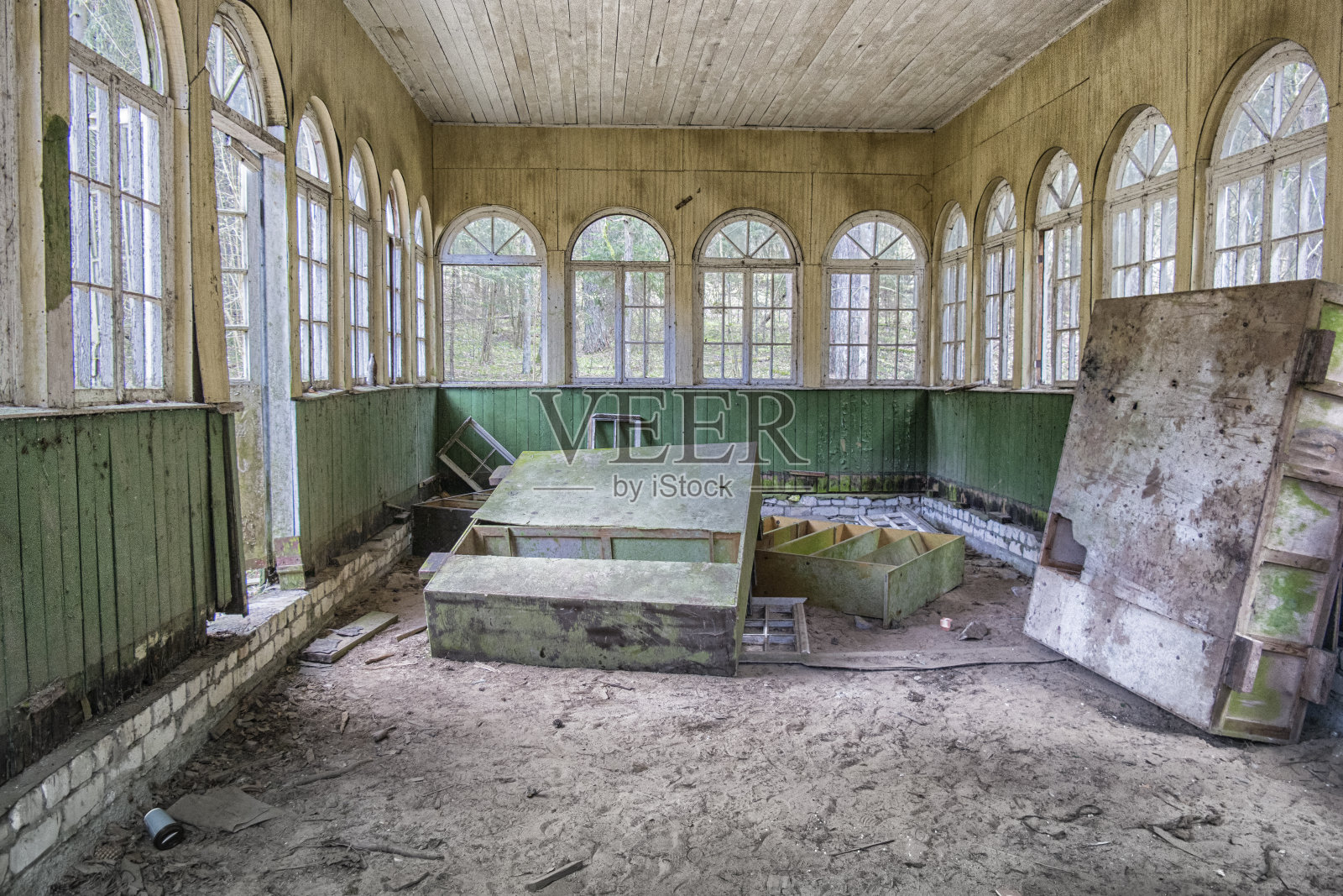 一个废弃的旧建筑的走廊。照片摄影图片