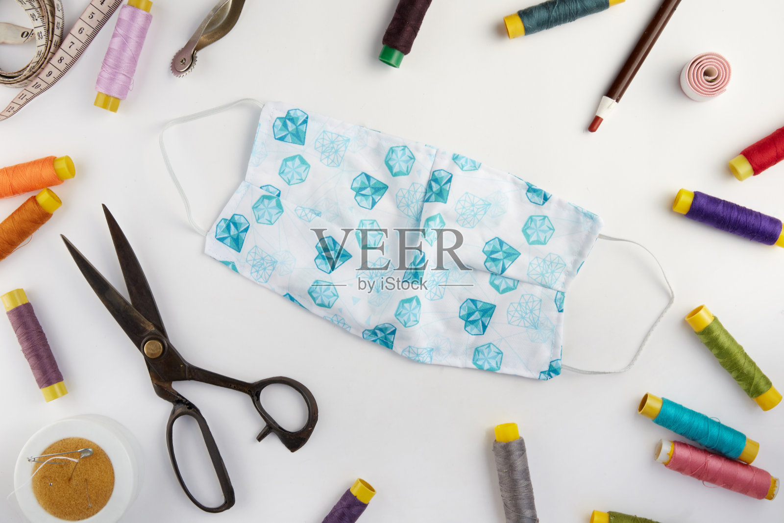 DIY项目手工制作的棉织品口罩照片摄影图片