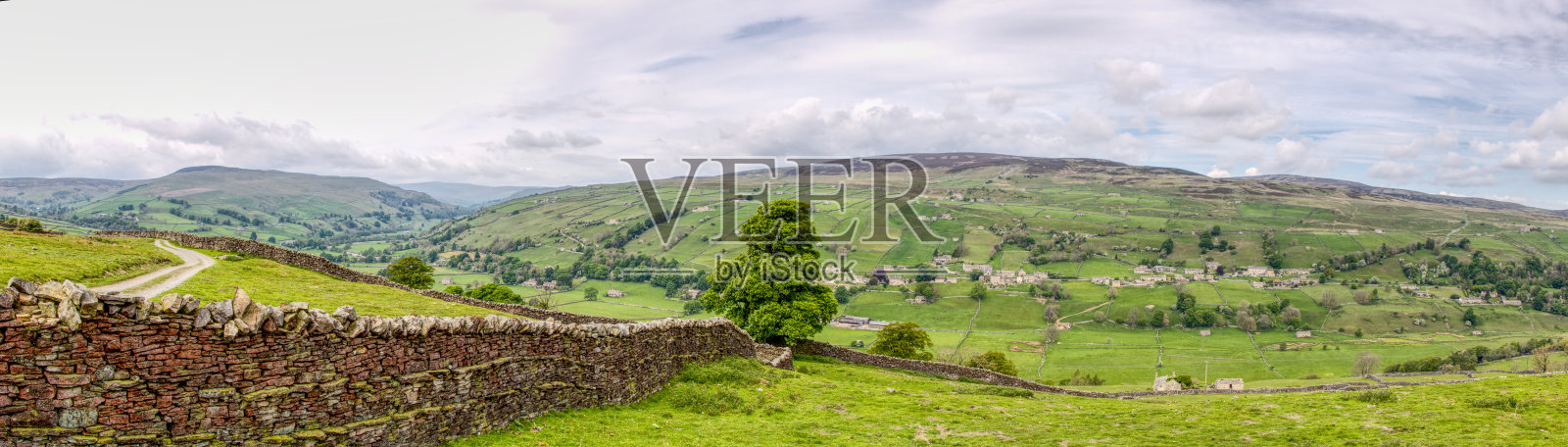 约克郡谷地的干燥堆砌的石墙照片摄影图片