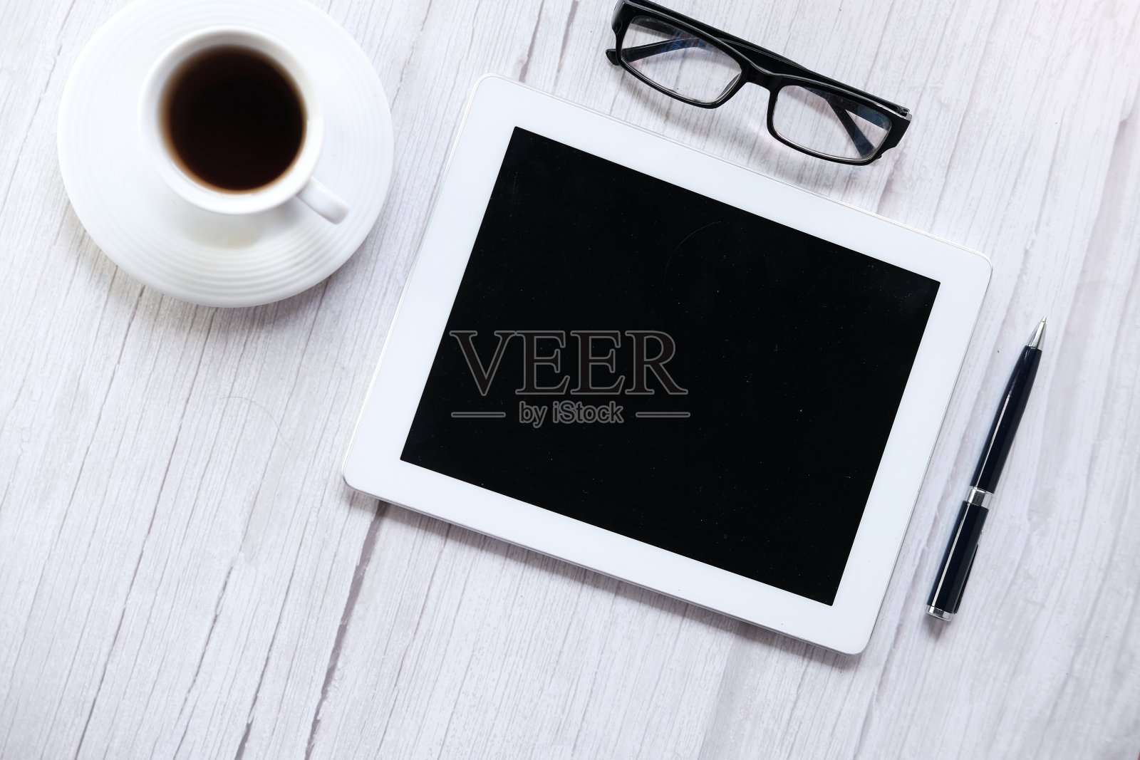 俯视图的数字平板电脑与屏幕上的办公桌照片摄影图片