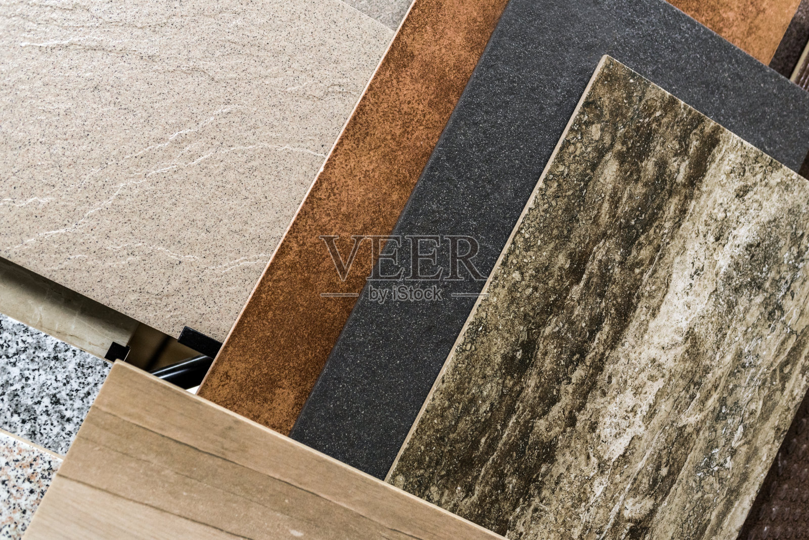 各种木制的类似瓷砖。地板用假木瓷砖样品。在室内商店的地板复合材料/瓷砖的分类。照片摄影图片