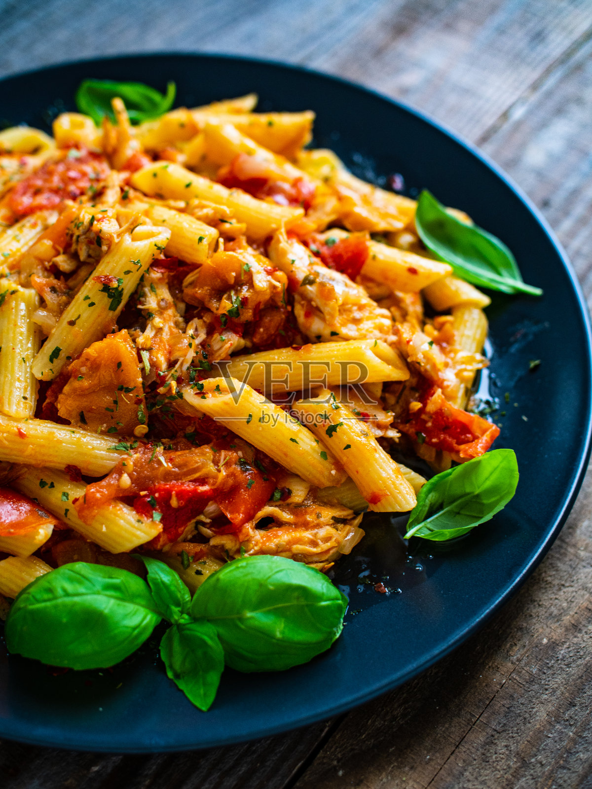 炖鸡和通心粉放在木桌上照片摄影图片