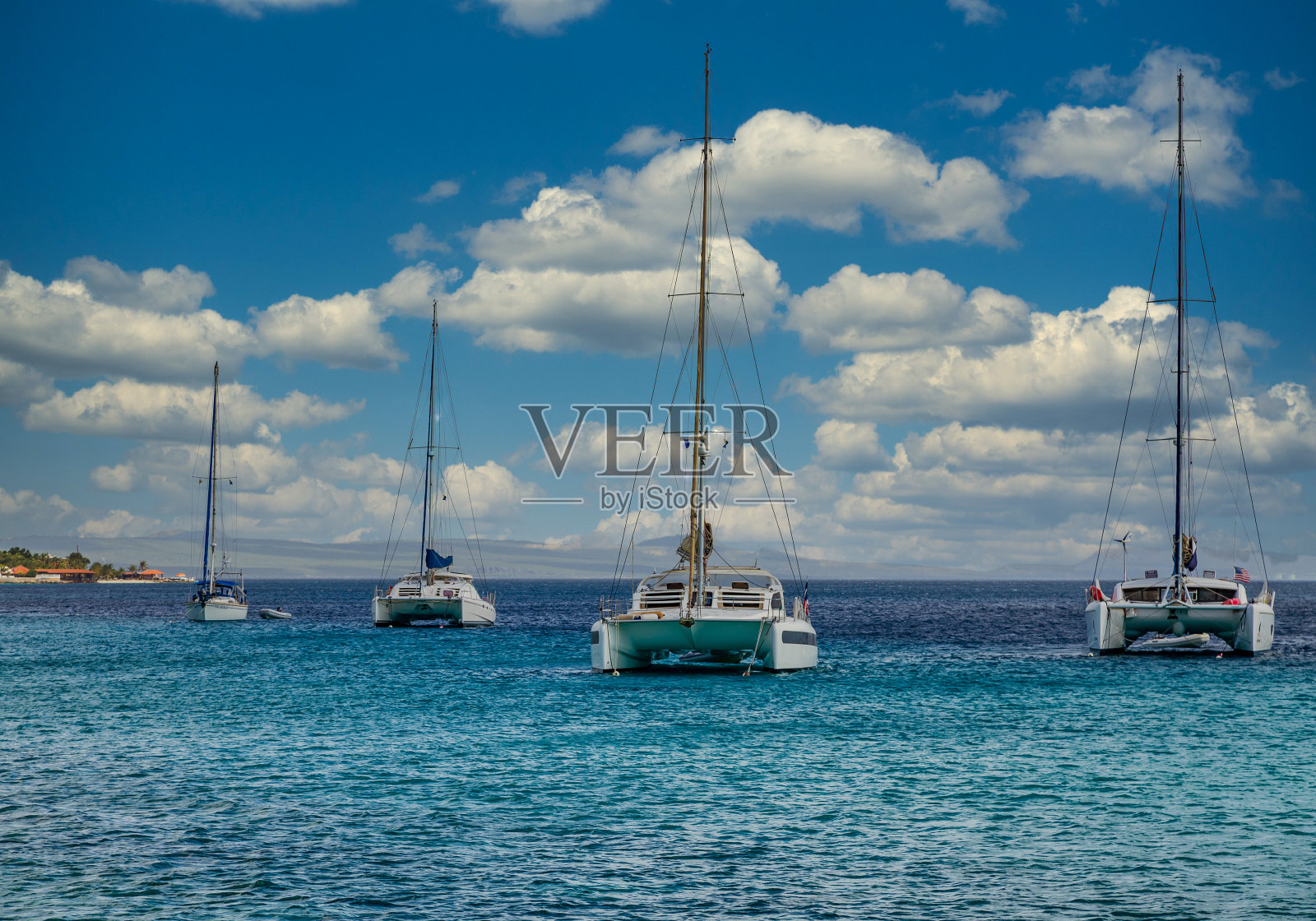 白色双体船和帆船照片摄影图片