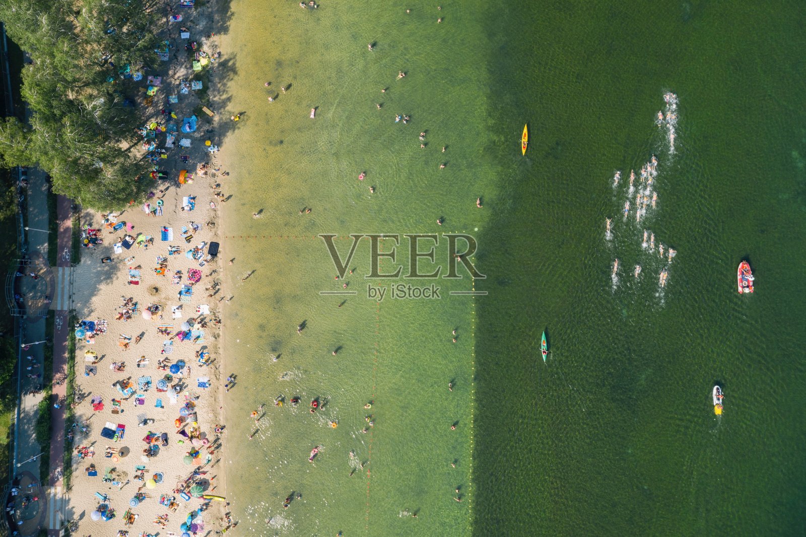 铁人三项游泳比赛在湖泊游泳比赛航拍无人机照片照片摄影图片