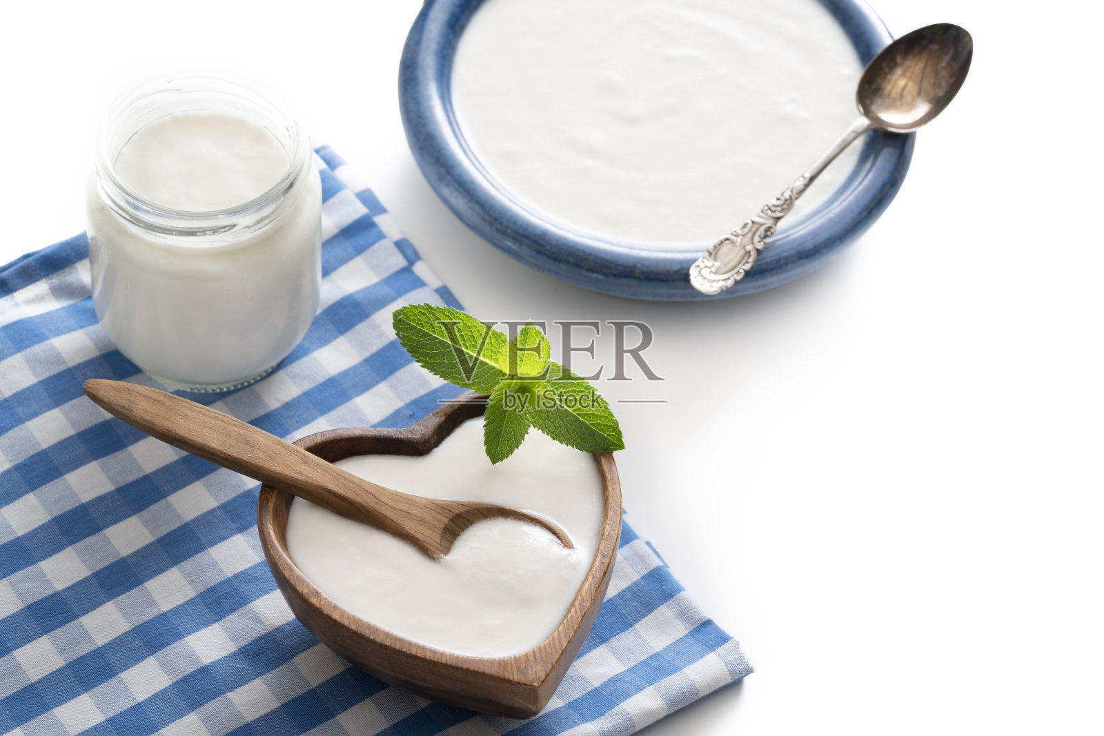 自制酸奶心型木碗与薄荷叶玻璃容器隔离上白照片摄影图片